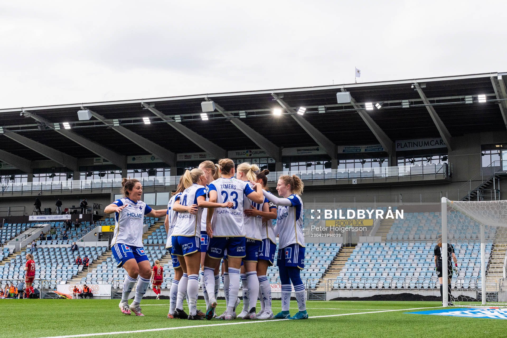 IFK Norrköpings Wilma Leidhammar jublar med lagkamrater