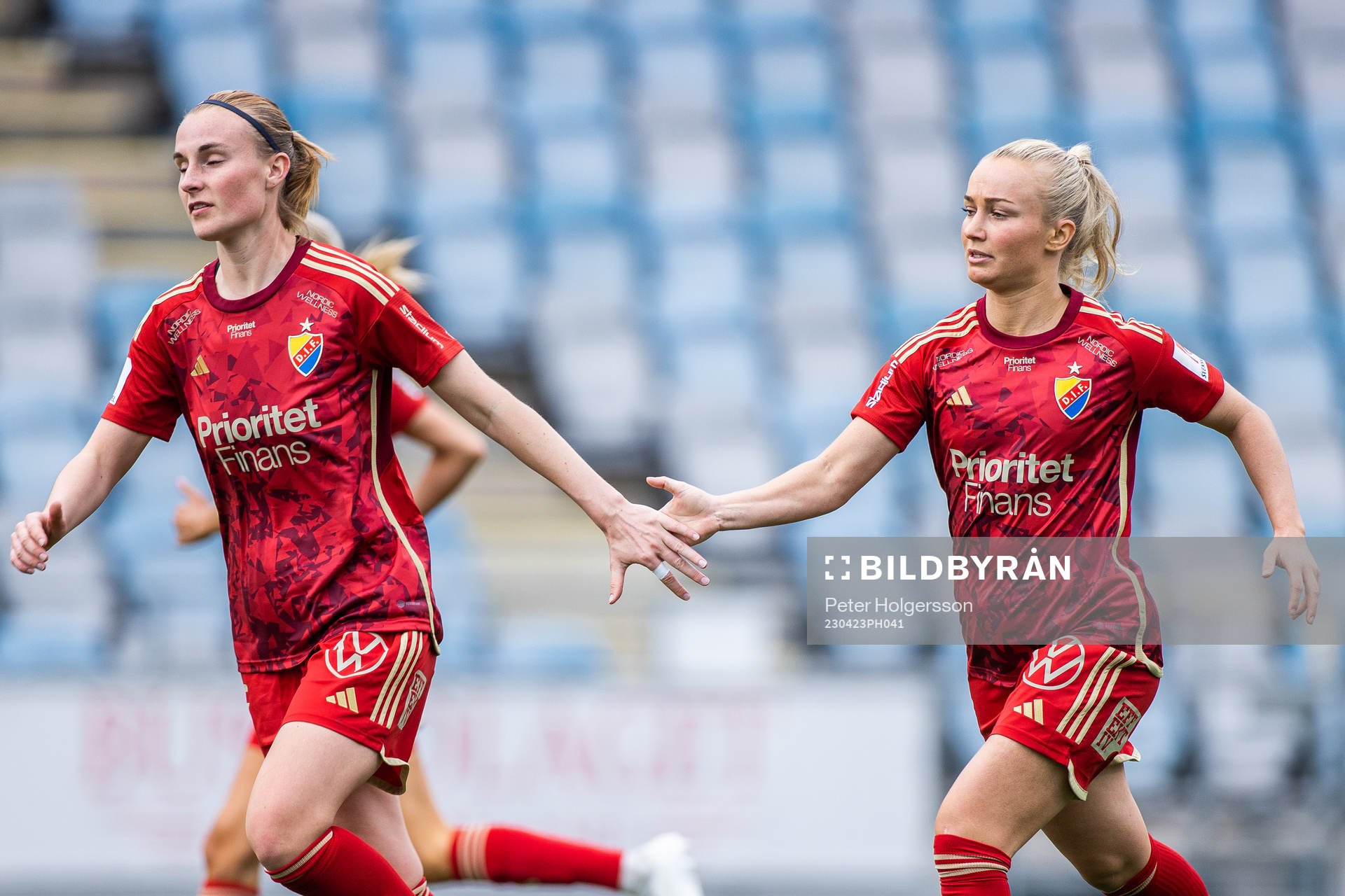 Djurgårdens Tove Almqvist (till höger) jublar