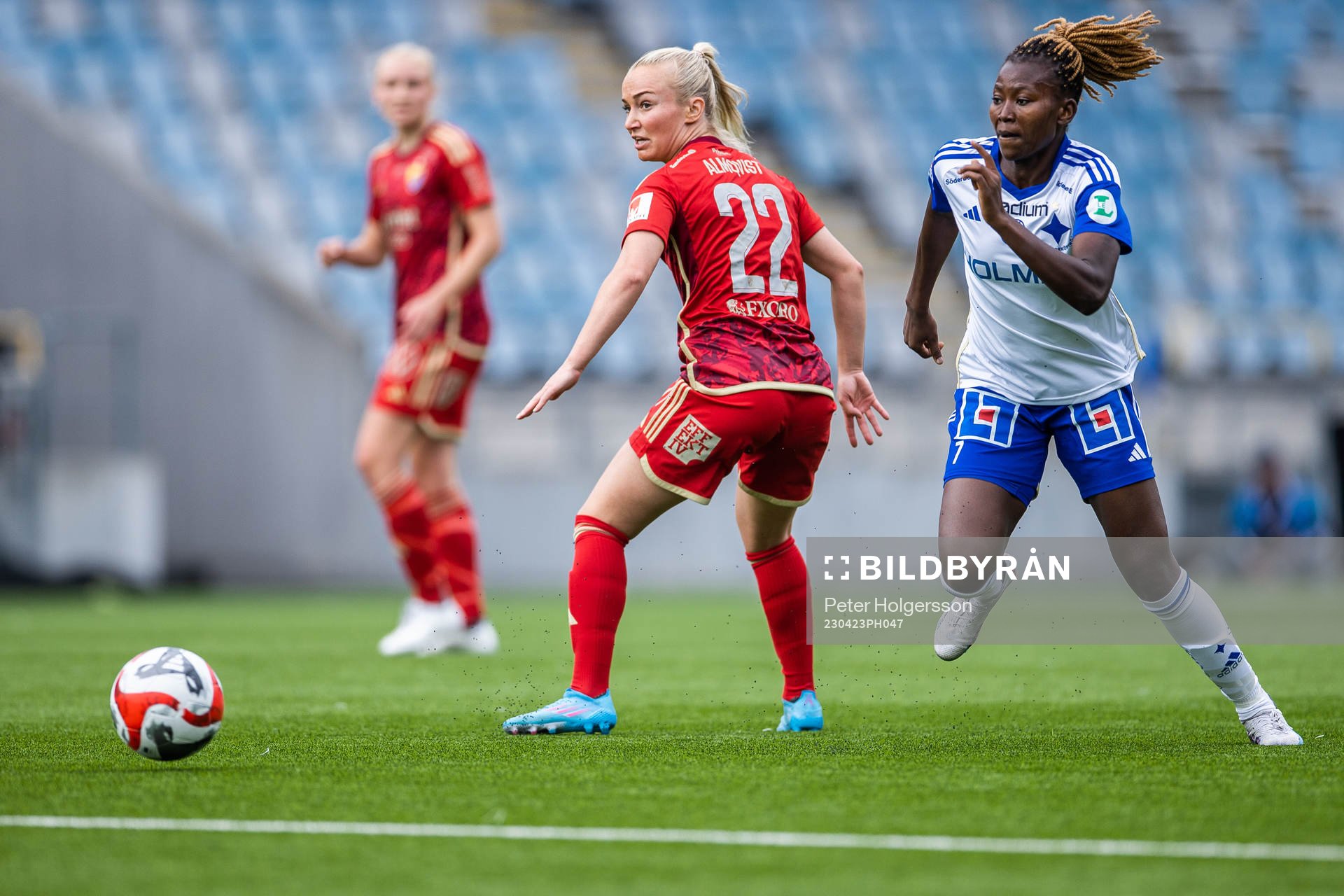 Djurgårdens Tove Almqvist och IFK Norrköpings Azumah Bugre