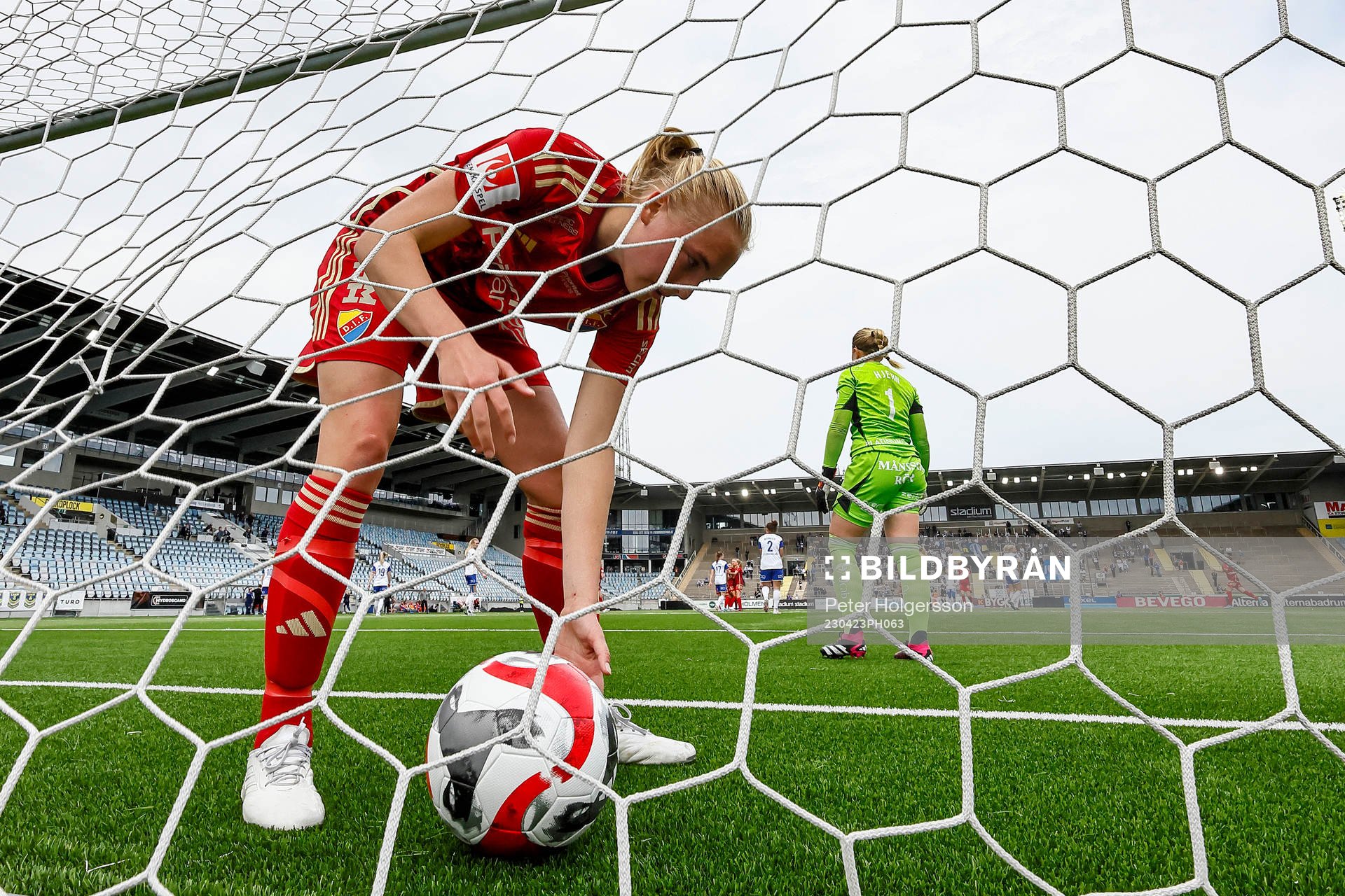 Djurgårdens StinaLisa Johansso hämtar ut bollen