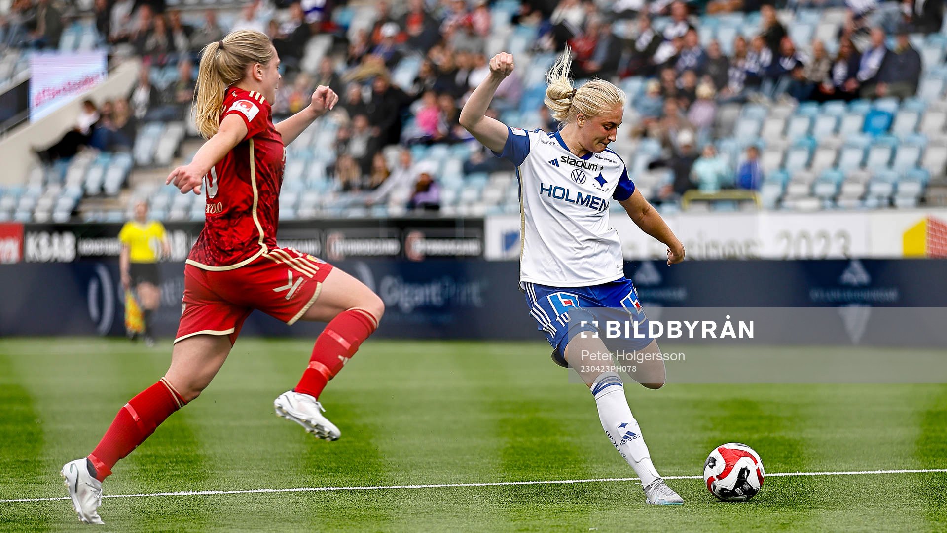IFK Norrköpings Wilma Leidhammar skjuter i bortre stolpen