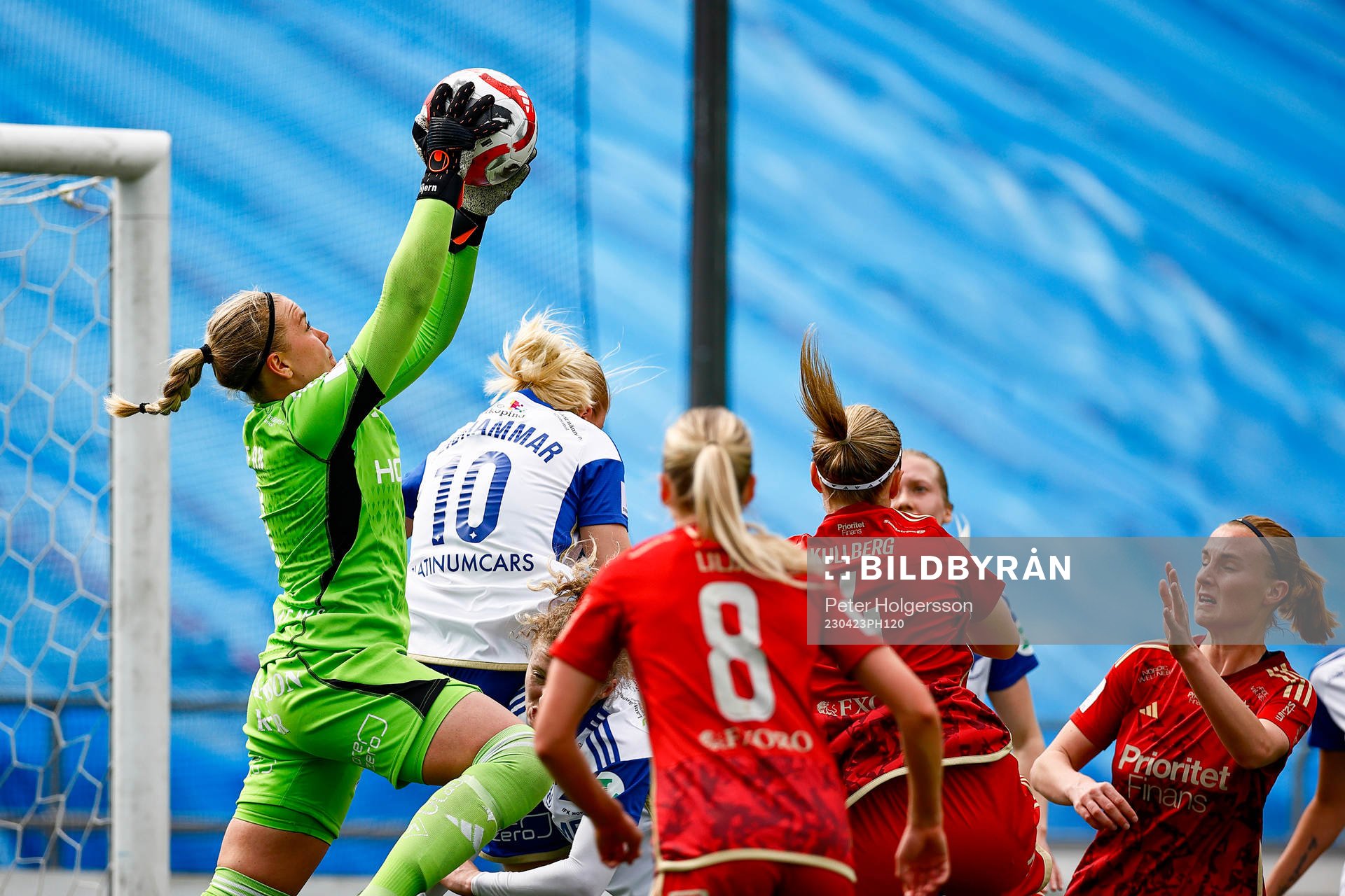 IFK Norrköpings Sofia Hjern under fotbollsmatchen i Damallsvenskan mellan IFK Norrköping och Djurgården den 23 april 2023 i Norrköping.