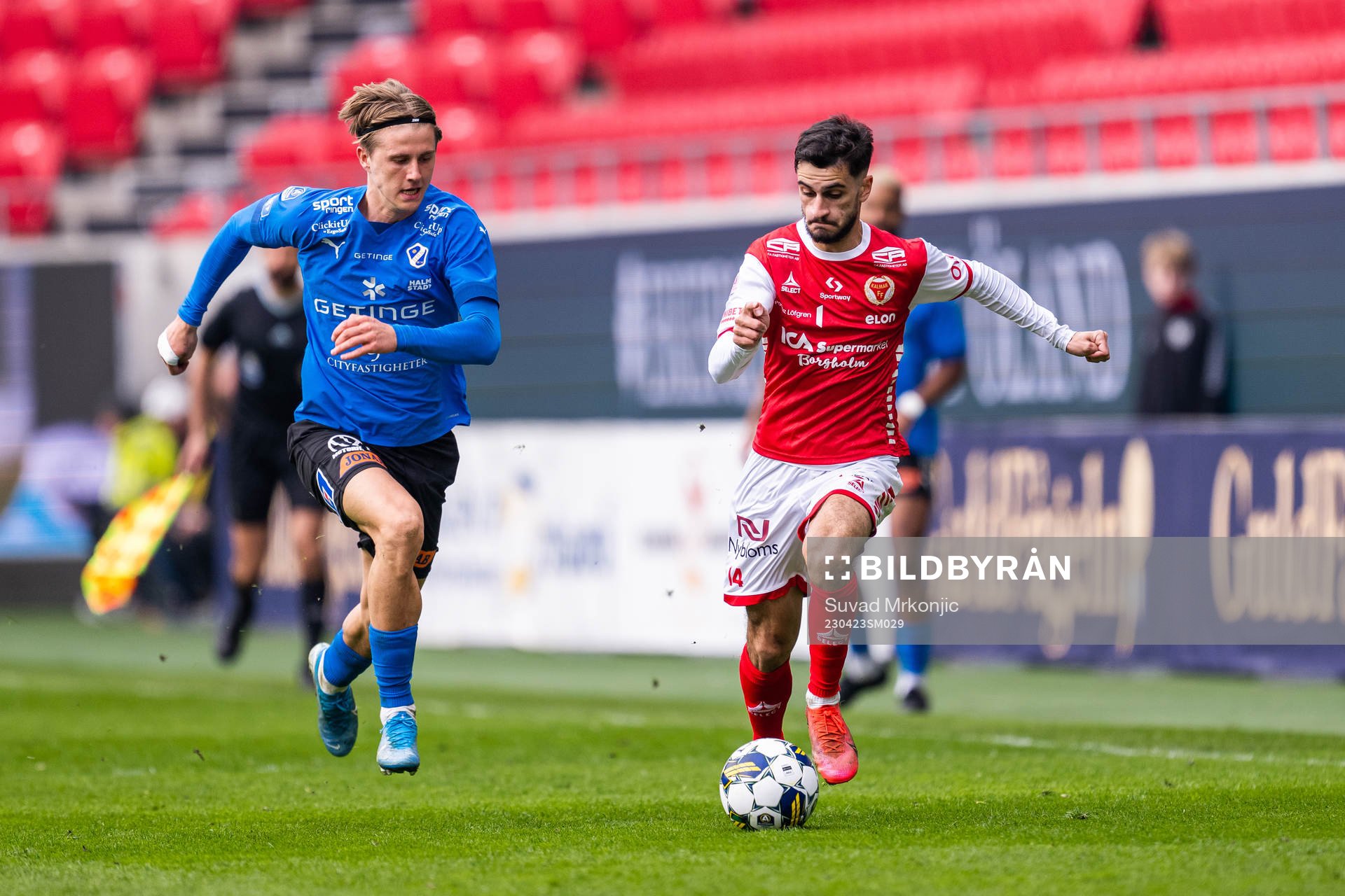 Halmstads Erik Ahlstrand och Kalmars Noah Shamoun under fotbollsmatchen i Allsvenskan mellan Kalmar och Halmstad den 23 april 2023 i Kalmar.