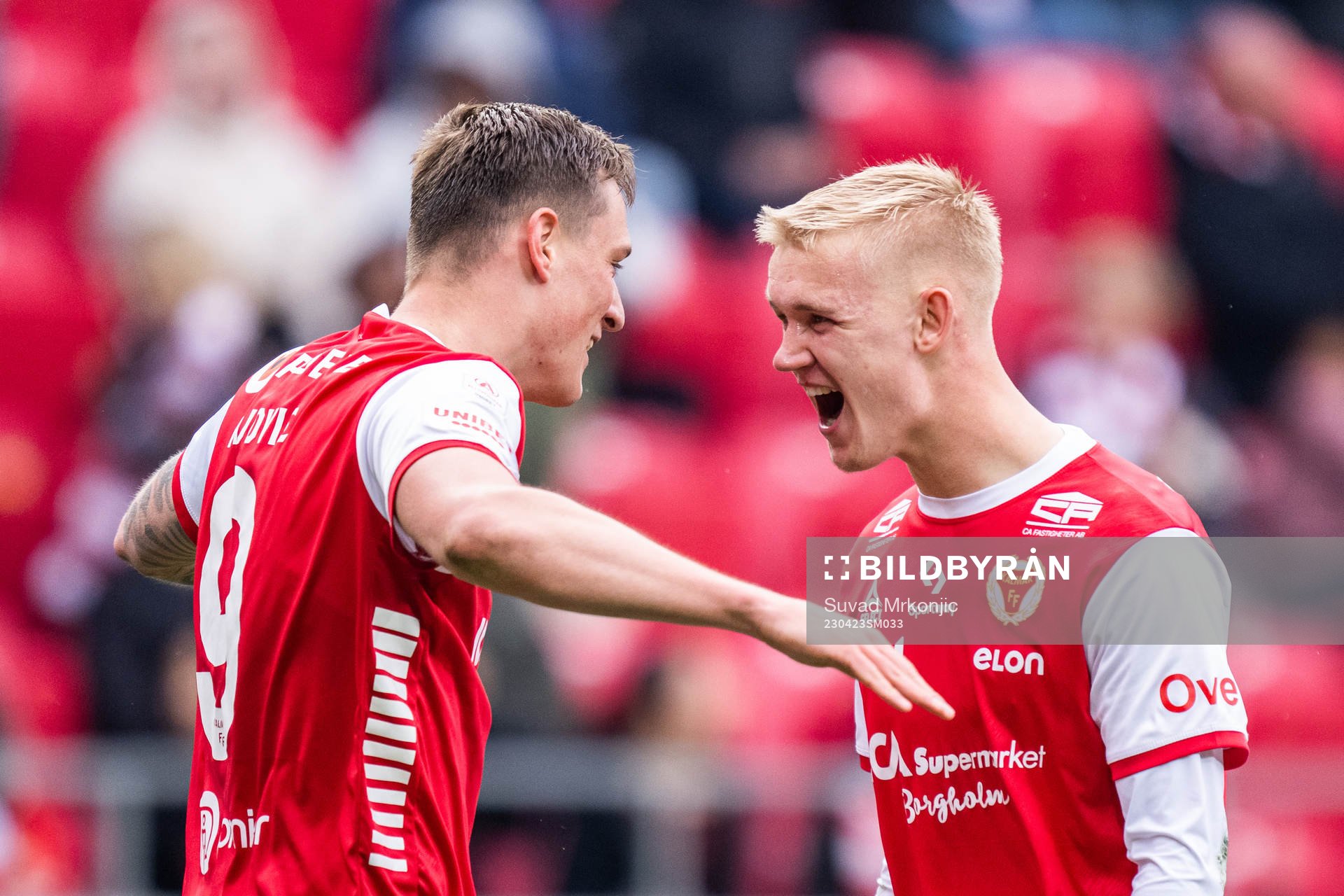Kalmars Mileta Rajovic jublar med Carl Gustafsson