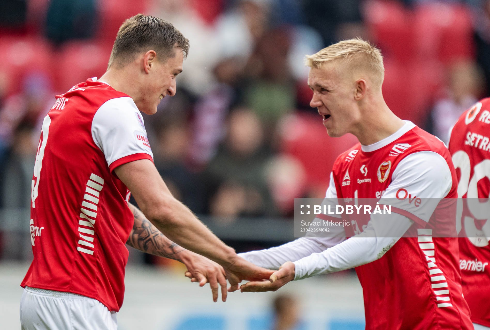 Kalmars Mileta Rajovic jublar med Carl Gustafsson