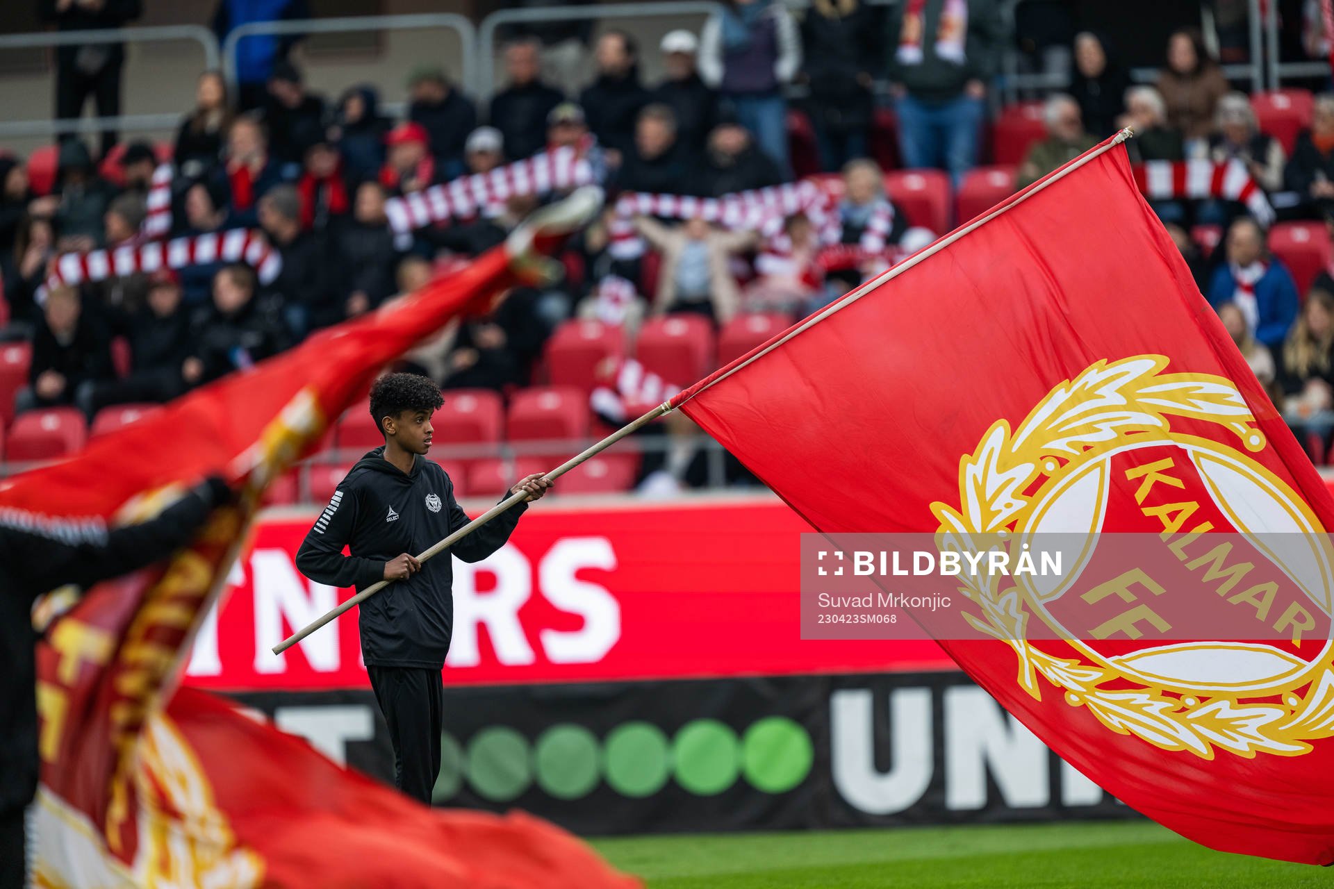 En bollkalle med Kalmarflagga