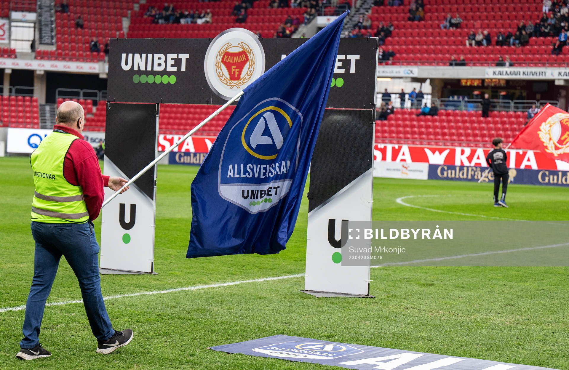En flagga med Allsvenskans och Unibets logotyper under fotbollsmatchen i Allsvenskan mellan Kalmar och Halmstad den 23 april 2023 i Kalmar.