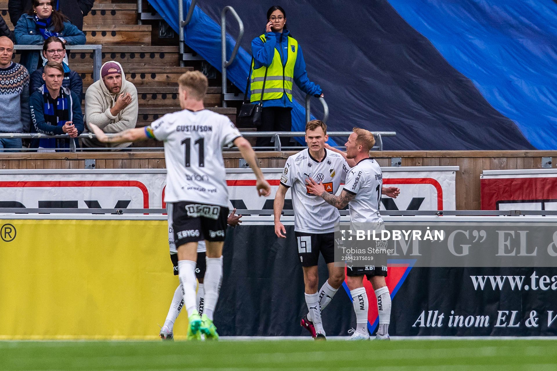 Häckens Oscar Uddenäs gör 0-1 och jublar med Mikkel