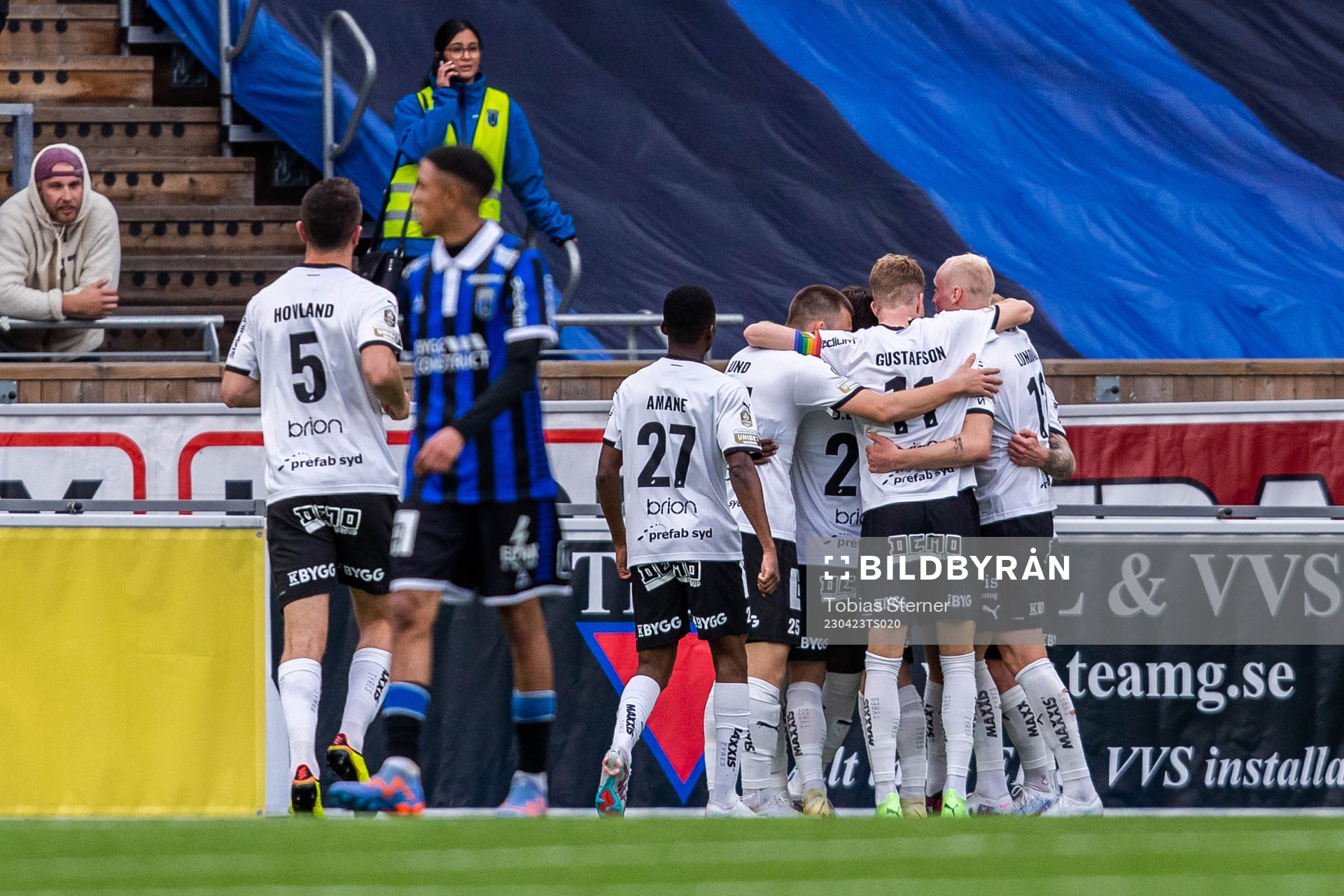 Häckens Oscar Uddenäs gör 0-1 och jublar med lagkamrater