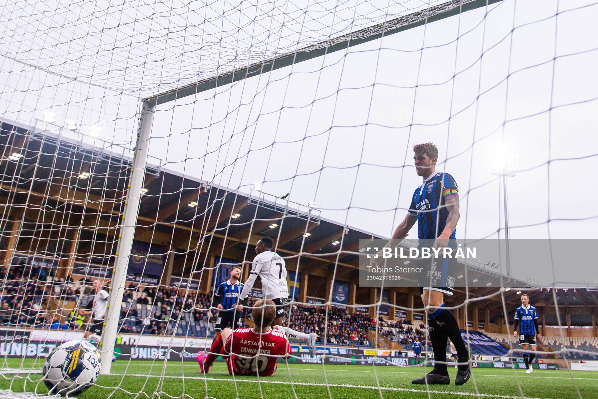Häckens Benie Adama Traore jublar medan Sirius målvakt