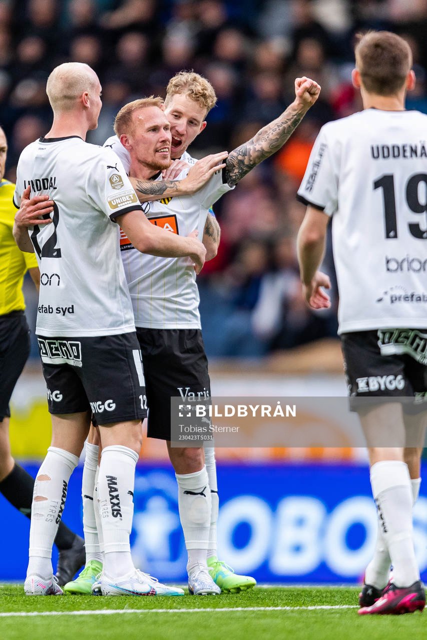 Häckens Mikkel Rygaard Jensen jublar med Valgeir