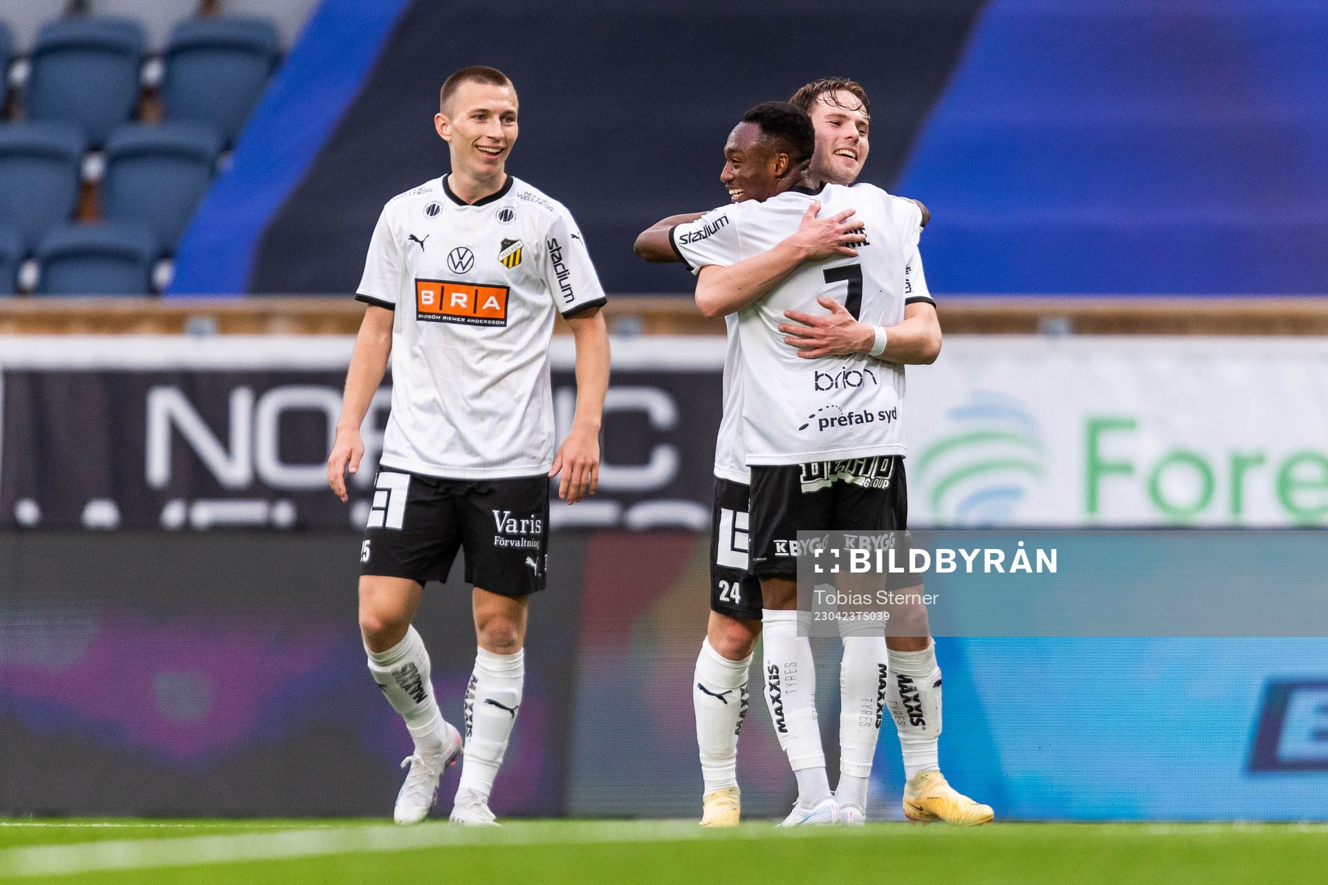 Häckens Benie Adama Traore jublar med målskytten till 0-3
