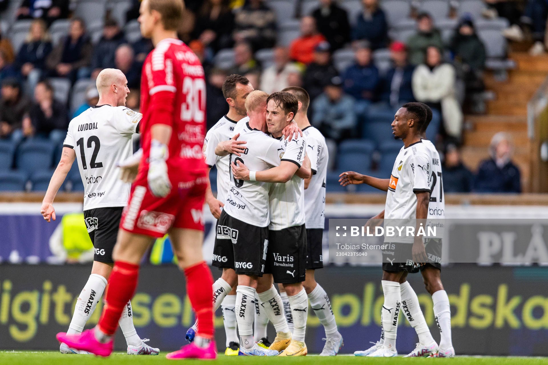 Häckens Lars Olden Larsen jublar med lagkamrater