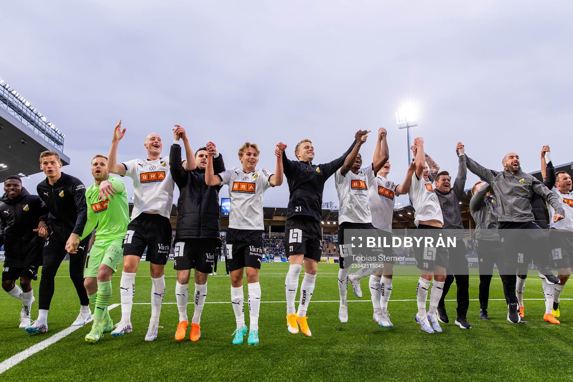 Häckens spelare jublar