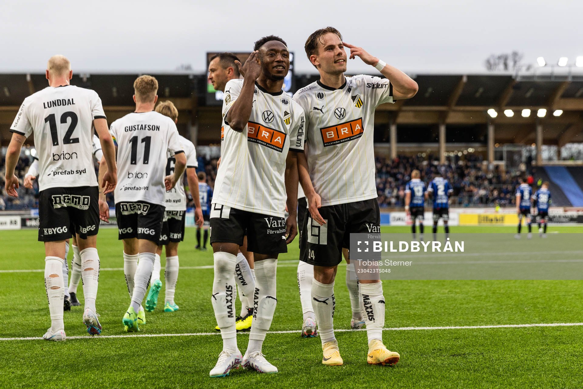 Häckens Benie Adama Traore och Lars Olden Larsen jublar