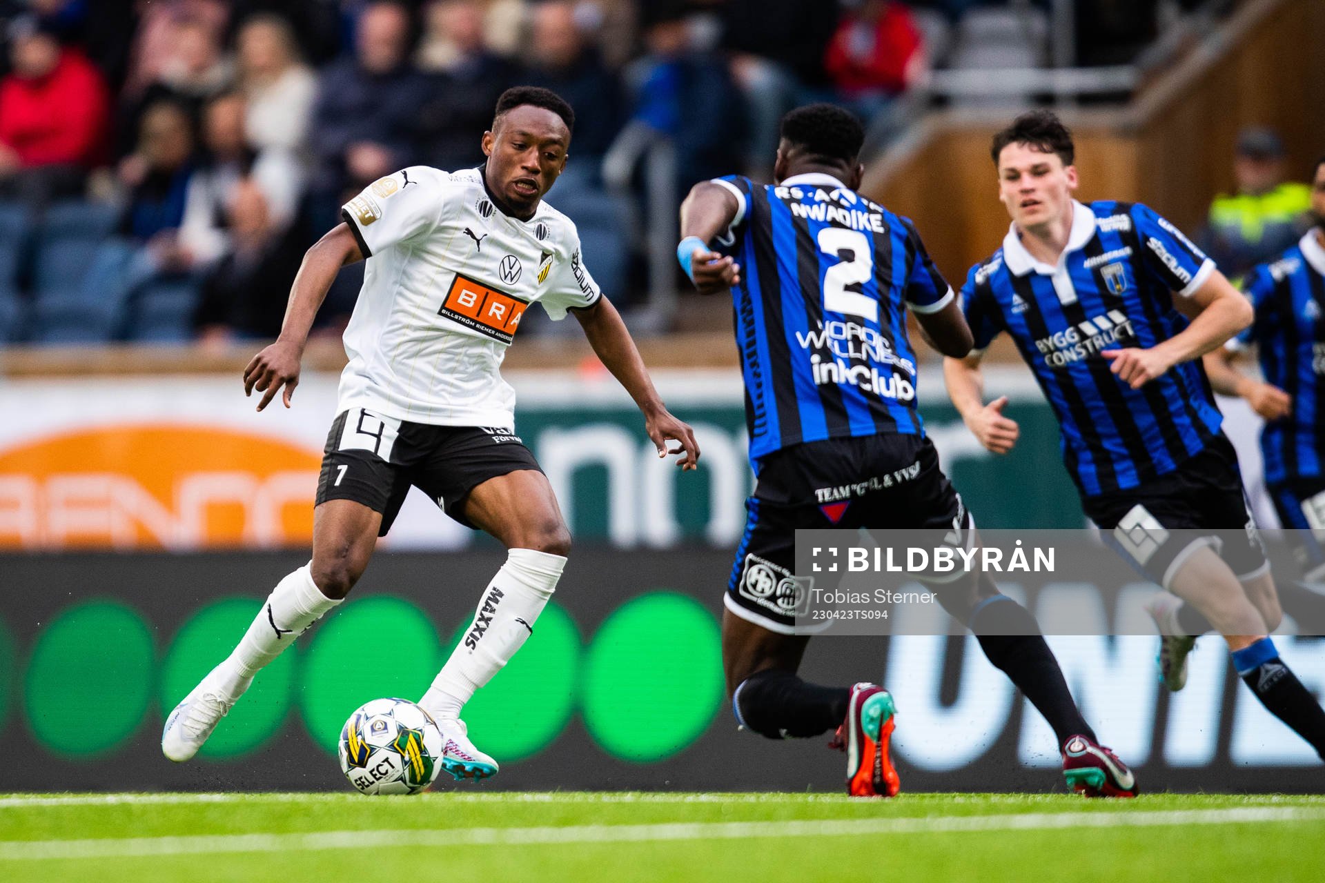 Häckens Benie Adama Traore under fotbollsmatchen i Allsvenskan mellan Sirius och Häcken den 23 april 2023 i Uppsala. 