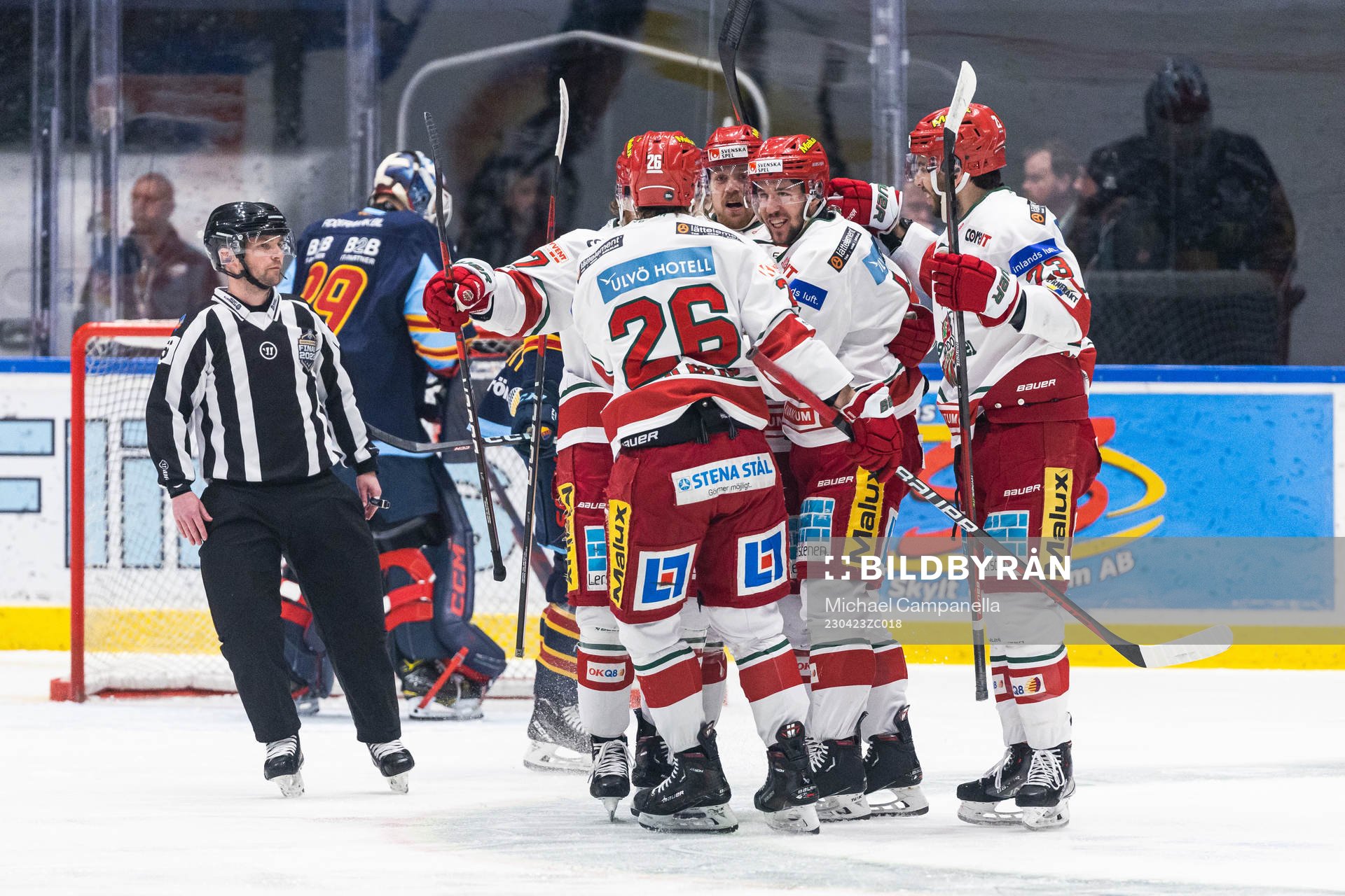 Modos August Berg jublar med lagkamrater