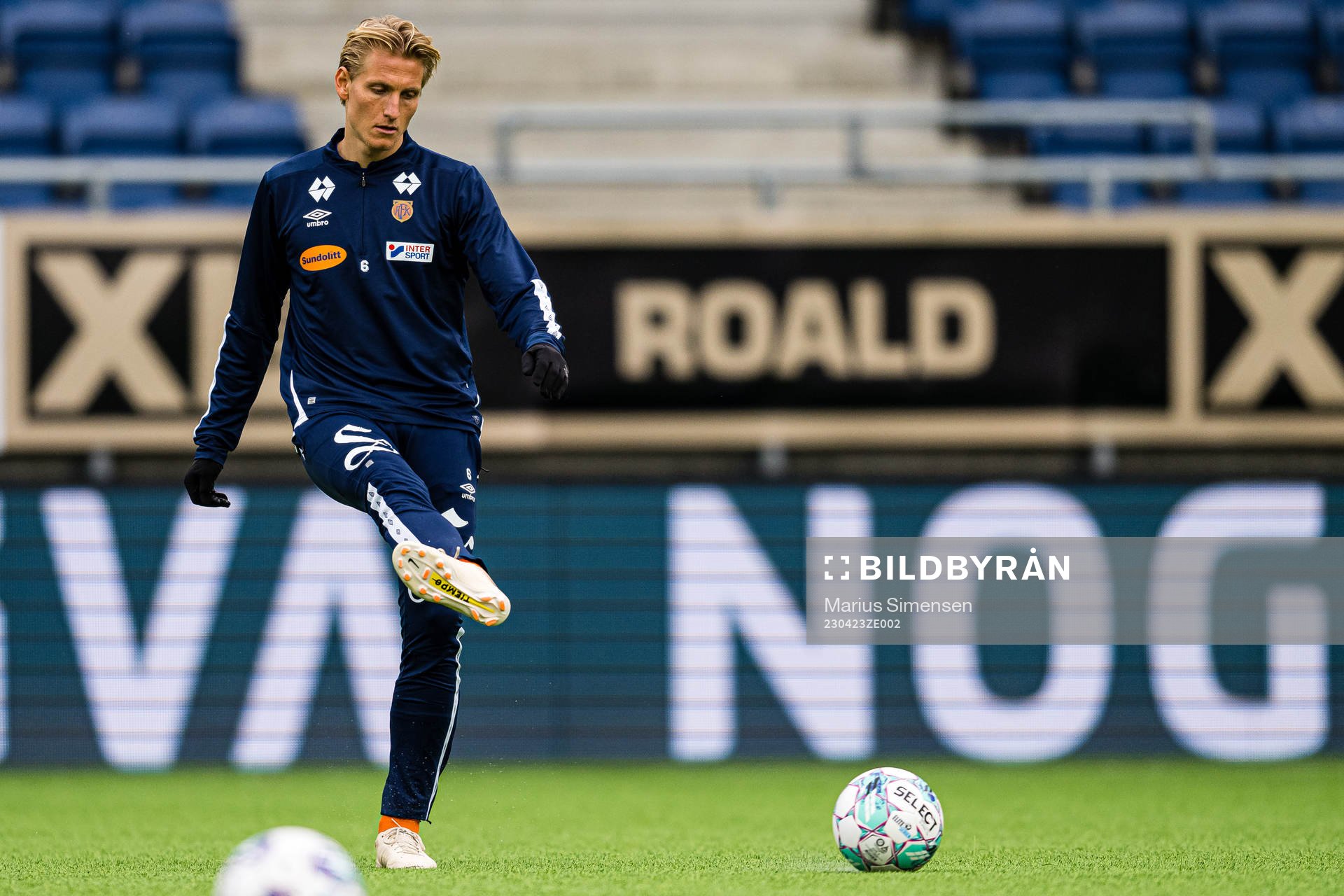 Erlend Segberg of Aalesund warms up