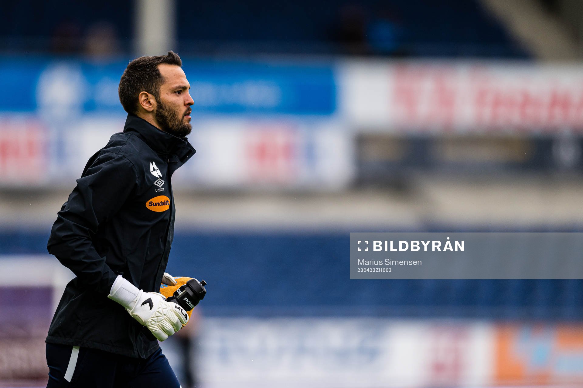 Michael Lansing of Aalesund warms up