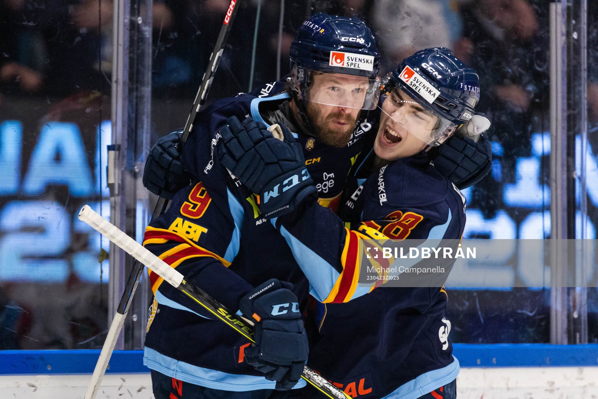 Djurgårdens Cameron Ernst Schilling och Liam Öhgren jublar