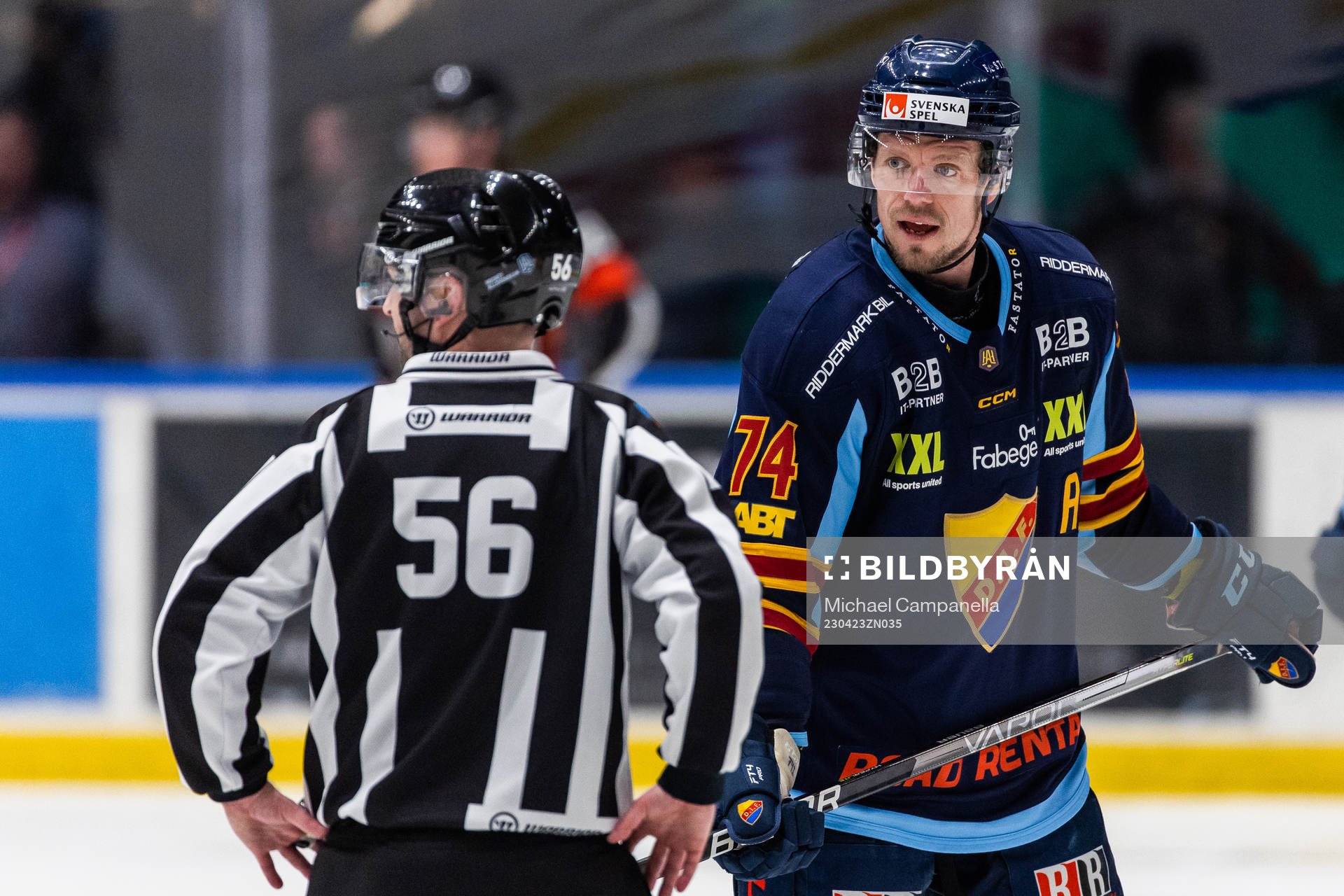 Djurgårdens Nicklas Danielsson reagerar mot domare