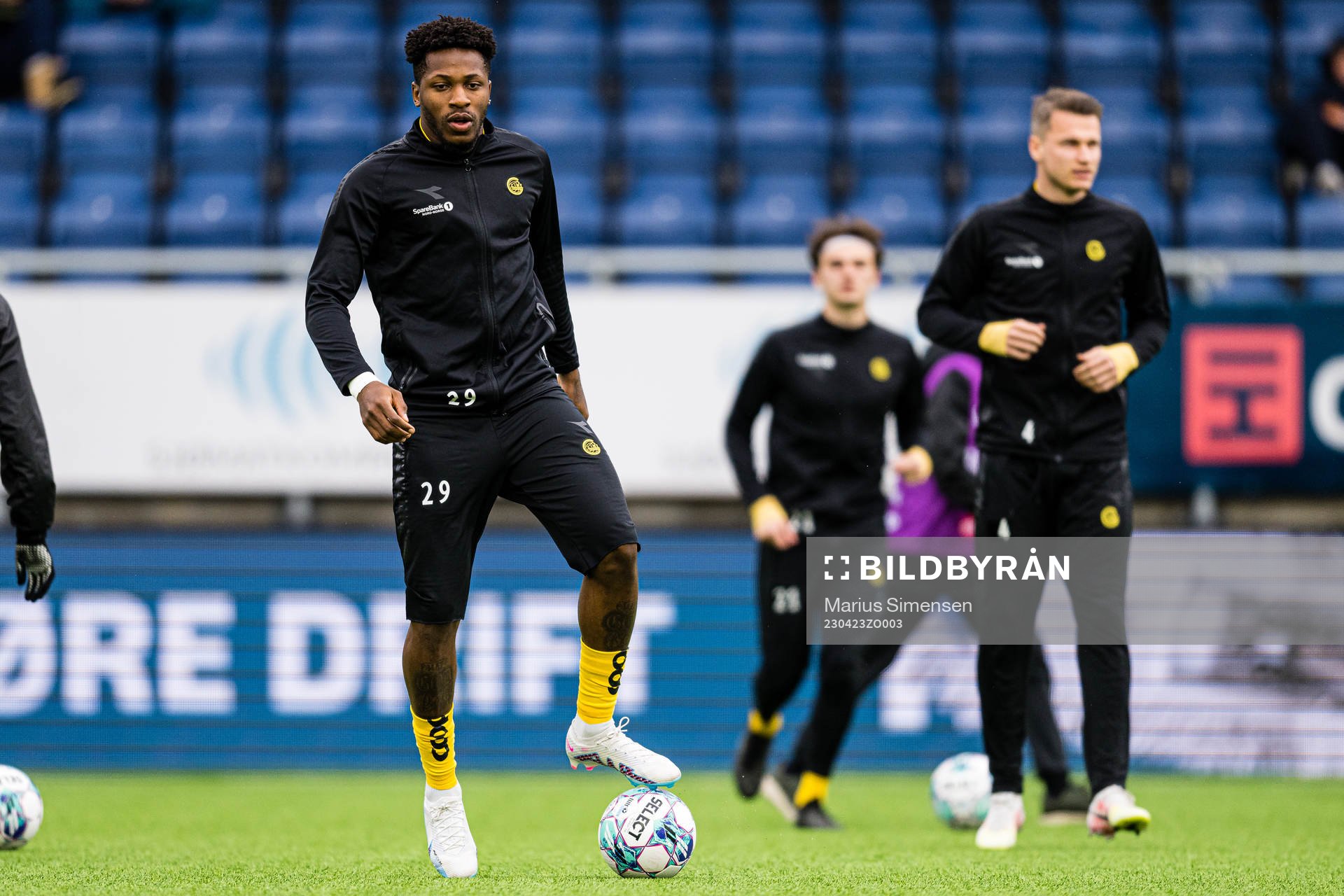 Pemi Faris of Bodø/Glimt warms up