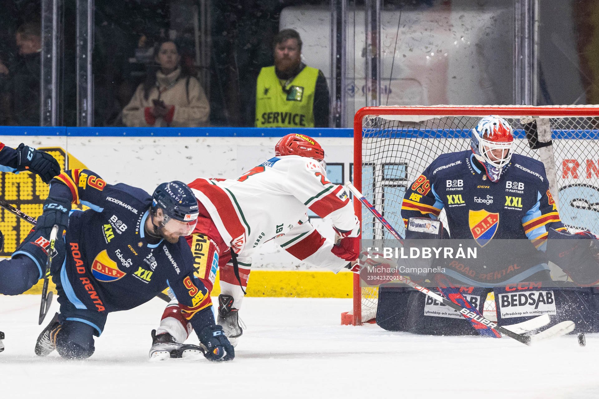 Djurgårdens Cameron Ernst Schilling och målvakt Jesper