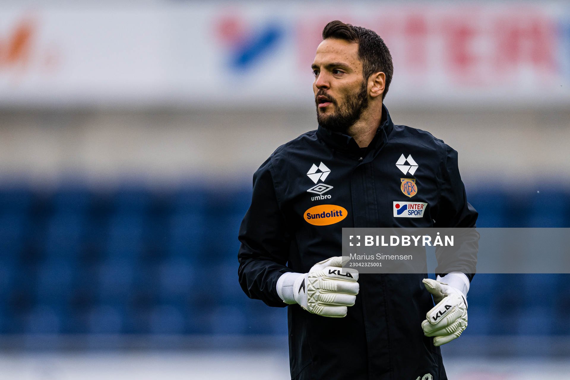 Michael Lansing of Aalesund warms up