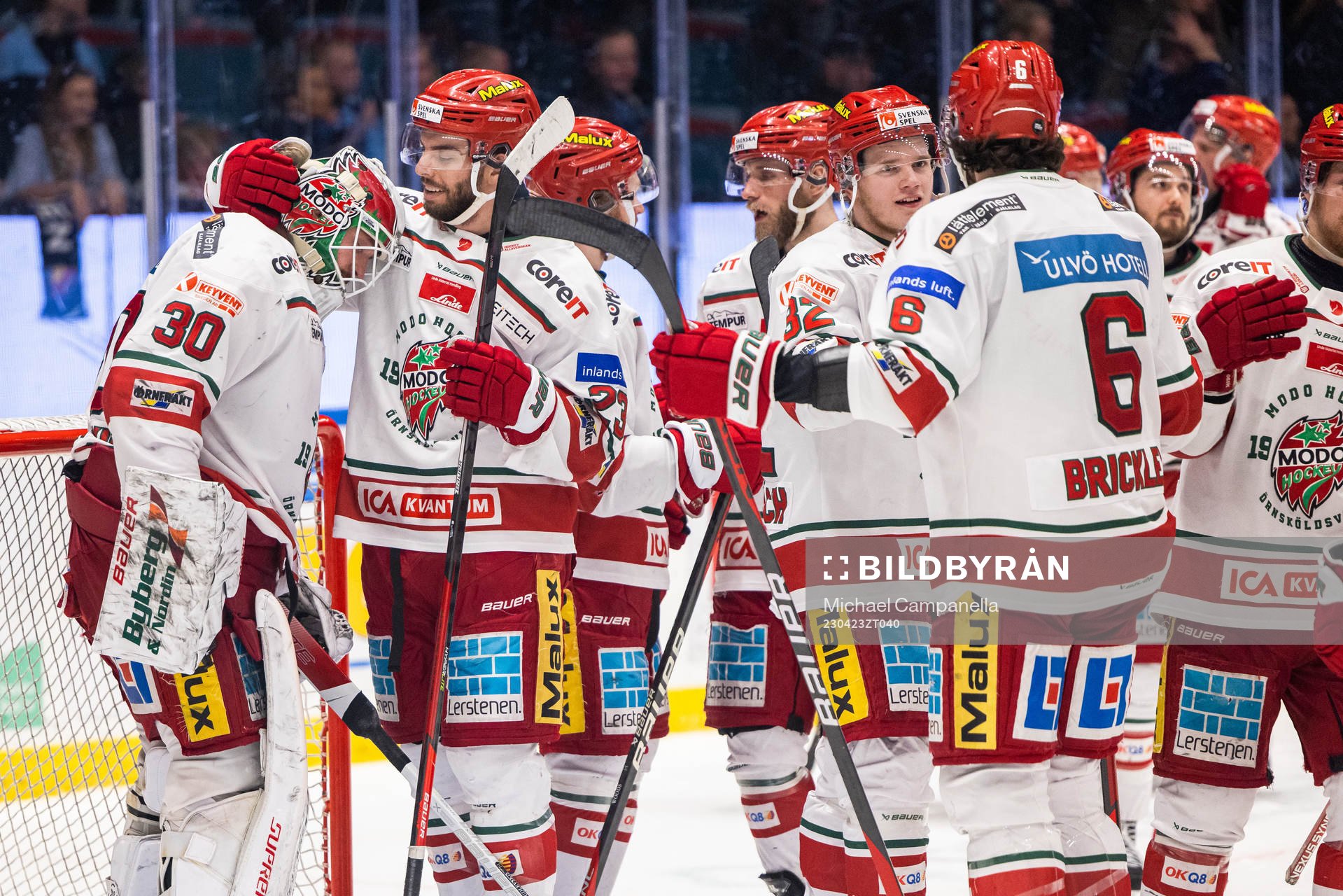 Modos målvakt Kristers Gudlevskis och Josh Dickinson jublar