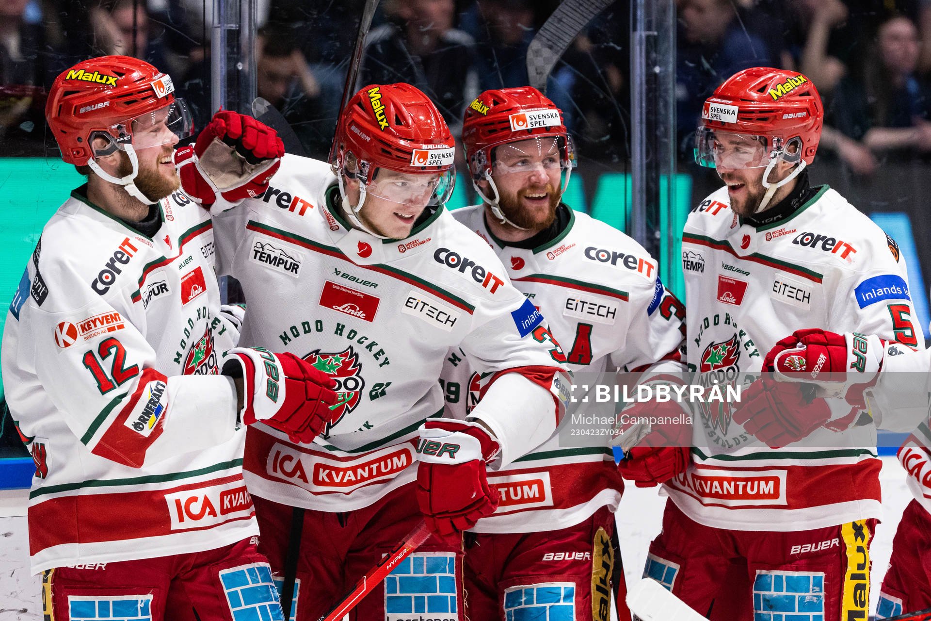 Modos Theodor Niederbach jublar med lagkamrater