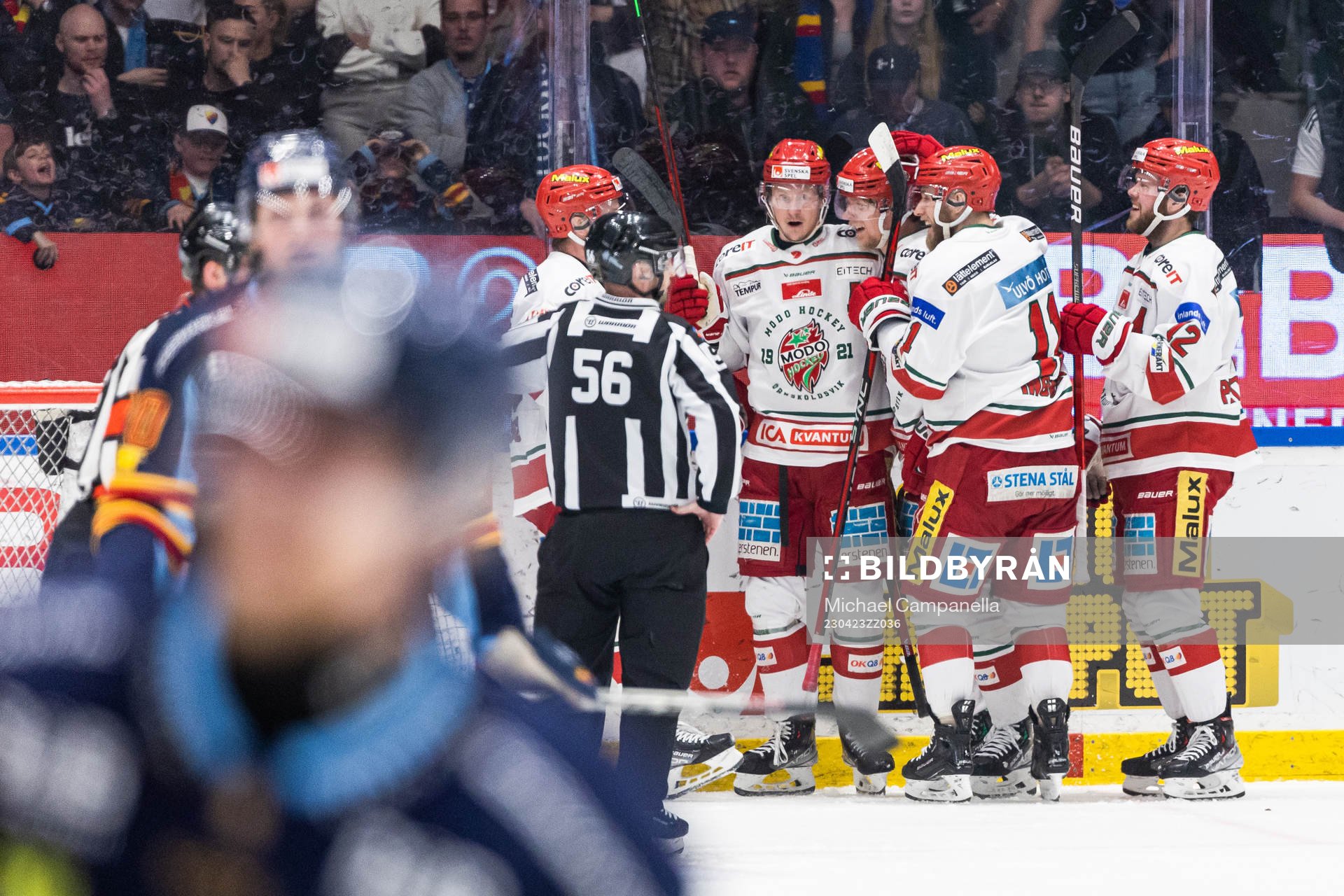 Modos Niklas Folin jublar med lagkamrater