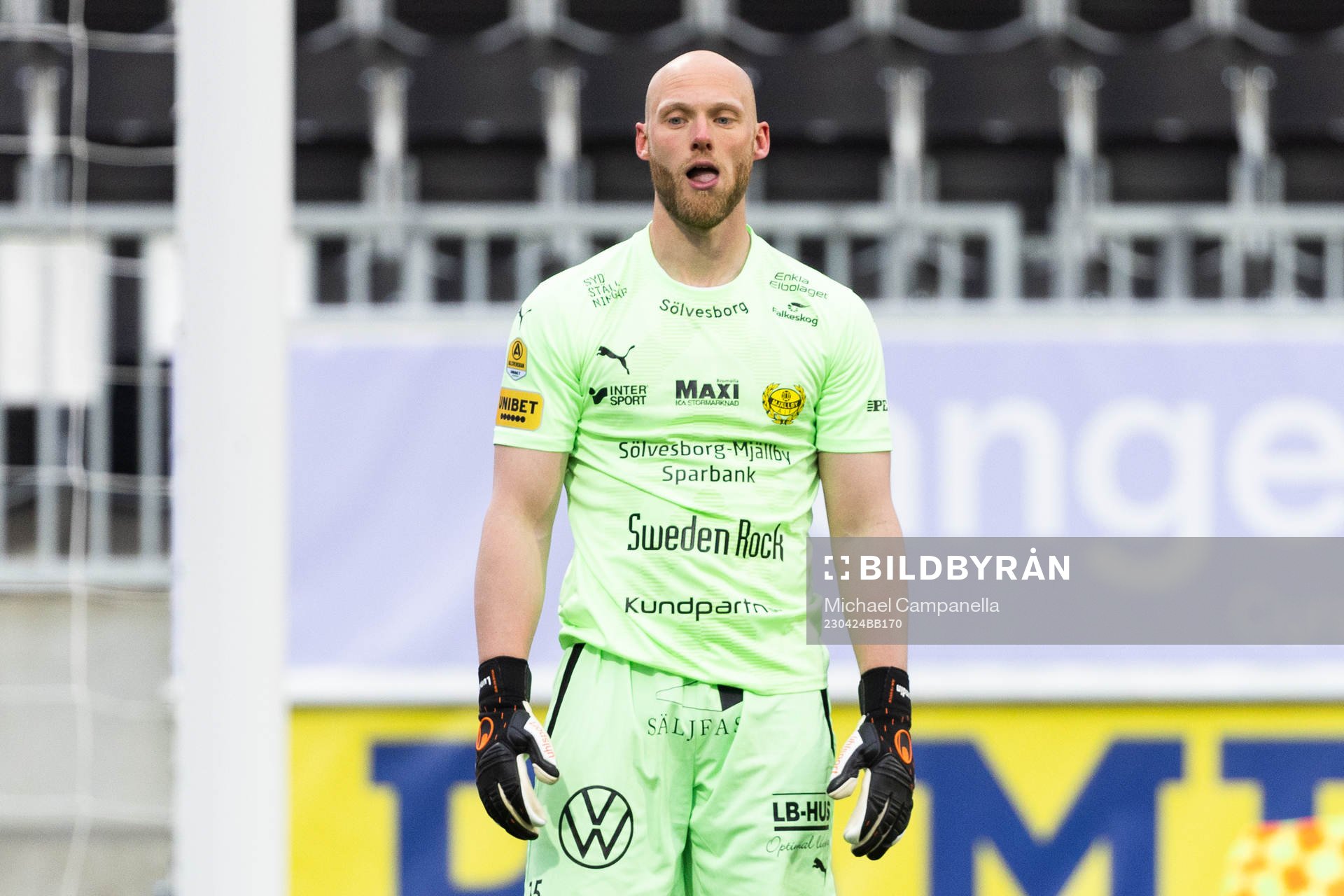 Mjällbys målvakt Alexander Lundin deppar