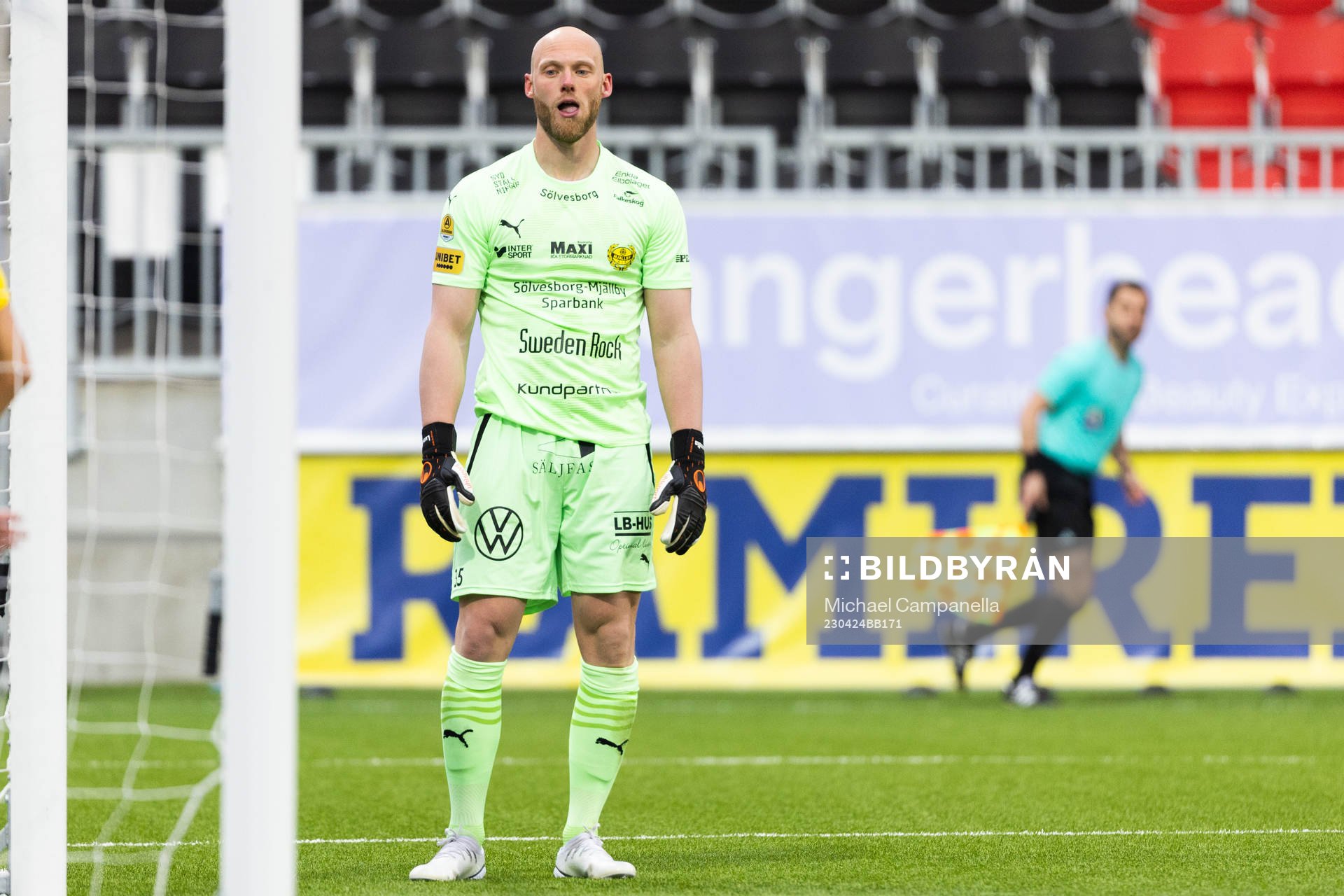 Mjällbys målvakt Alexander Lundin deppar