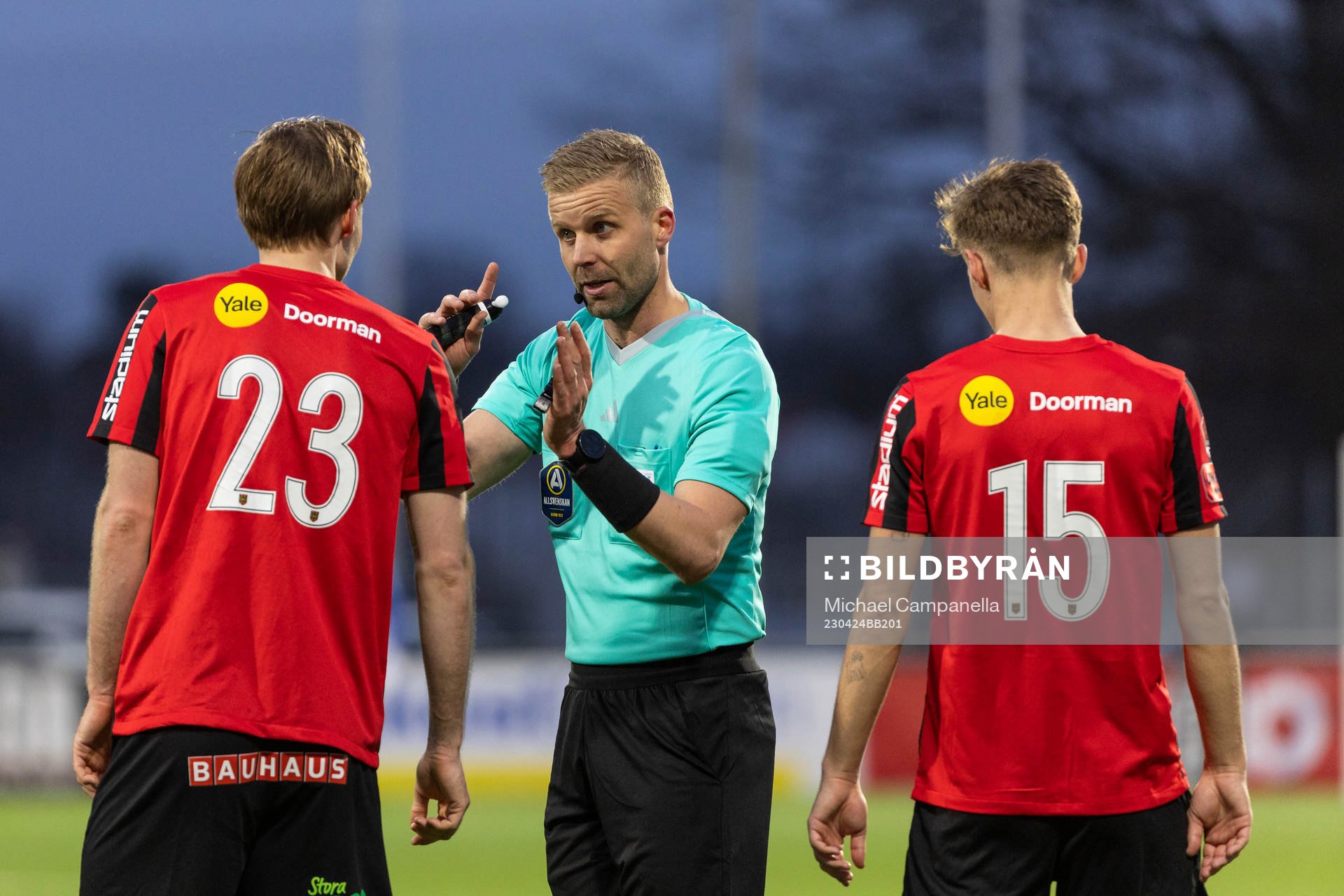 Brommapojkarnas Tim Waker och Samuel Leach Holm pratar med