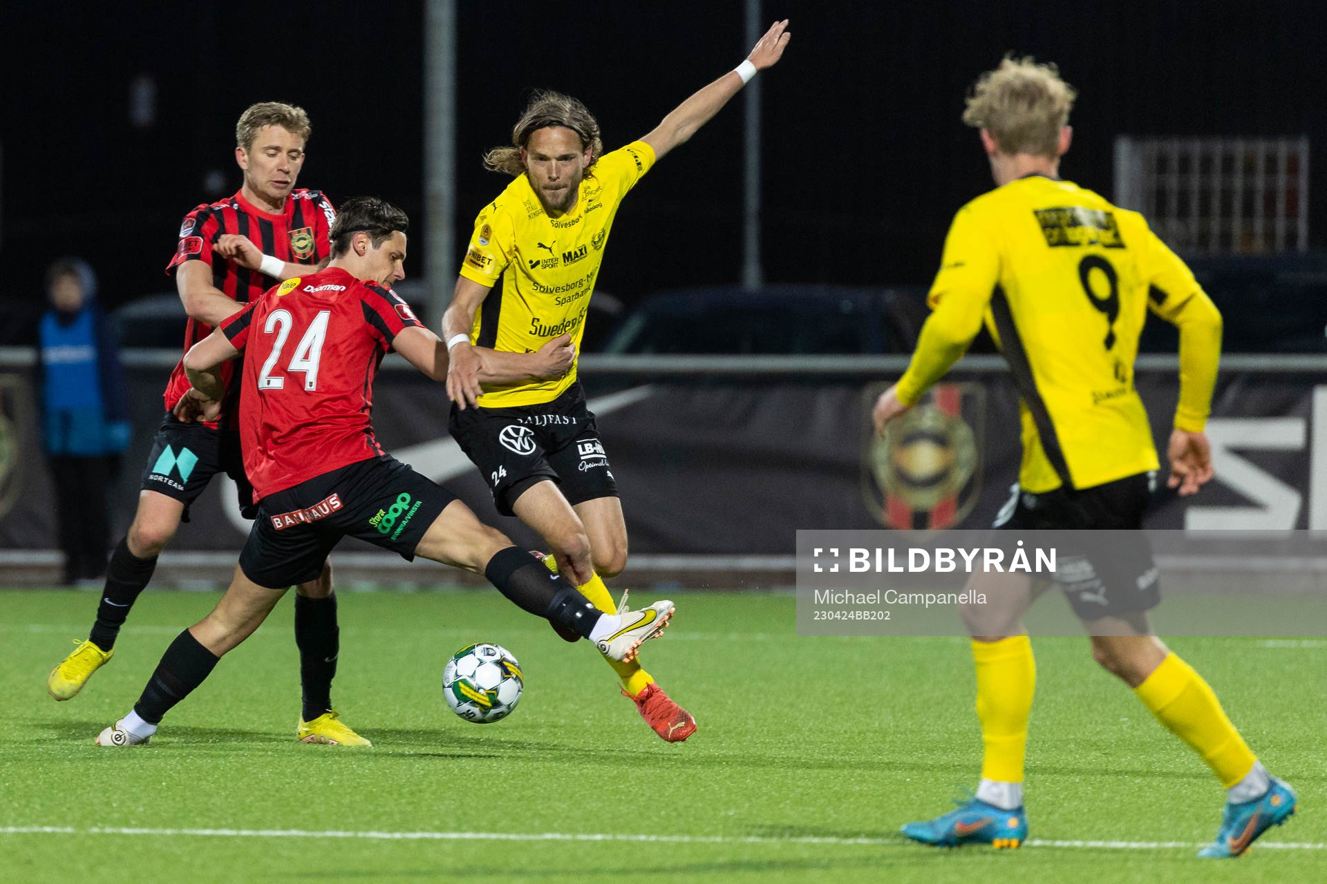 Brommapojkarnas Kevin Ackermann och Mjällbys Tom Pettersson