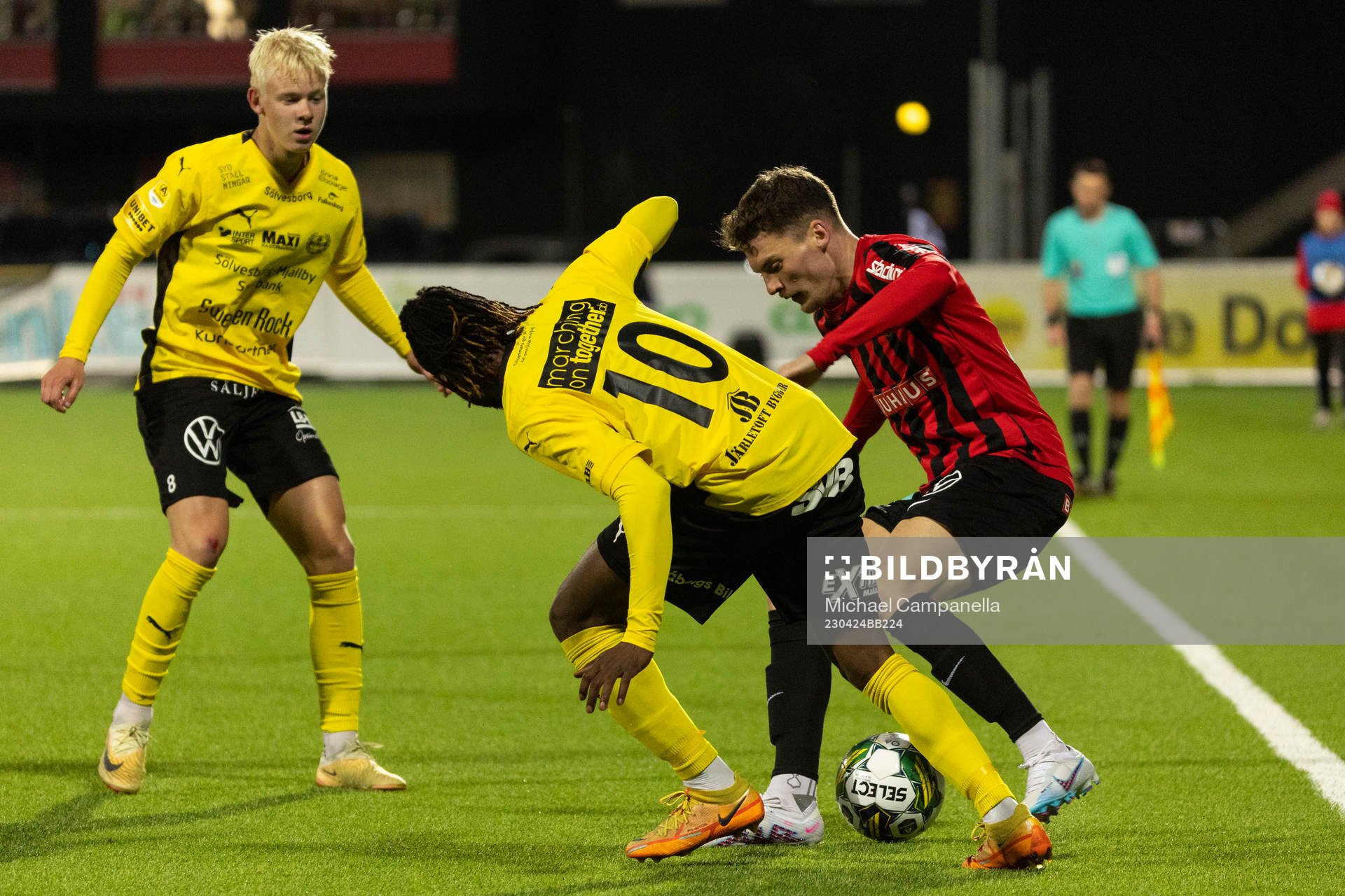 Brommapojkarnas Samuel Kroon och Mjällbys Mamudu Moro och
