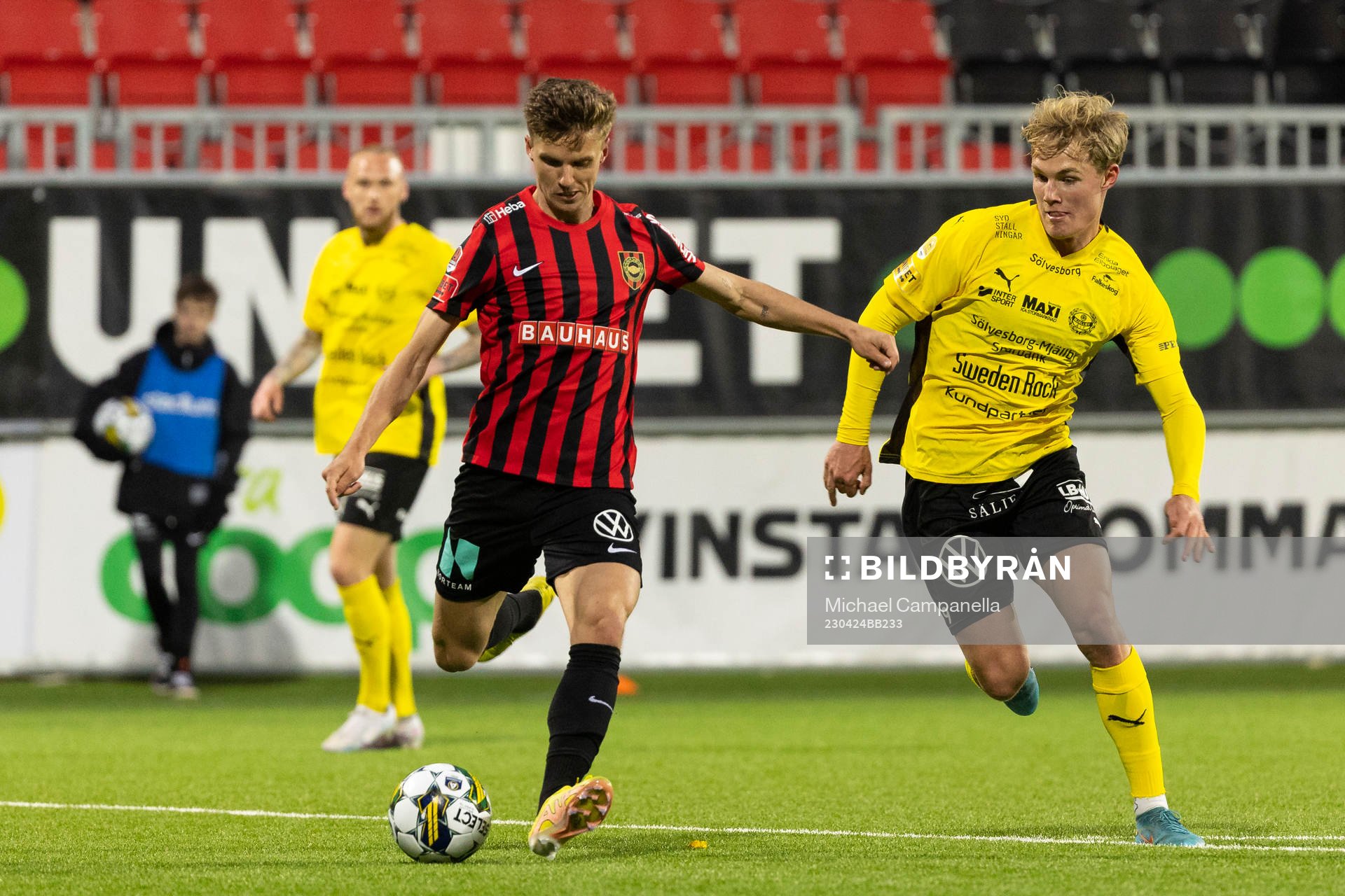 Brommapojkarnas Samuel Leach Holm och Mjällbys Max Fenger