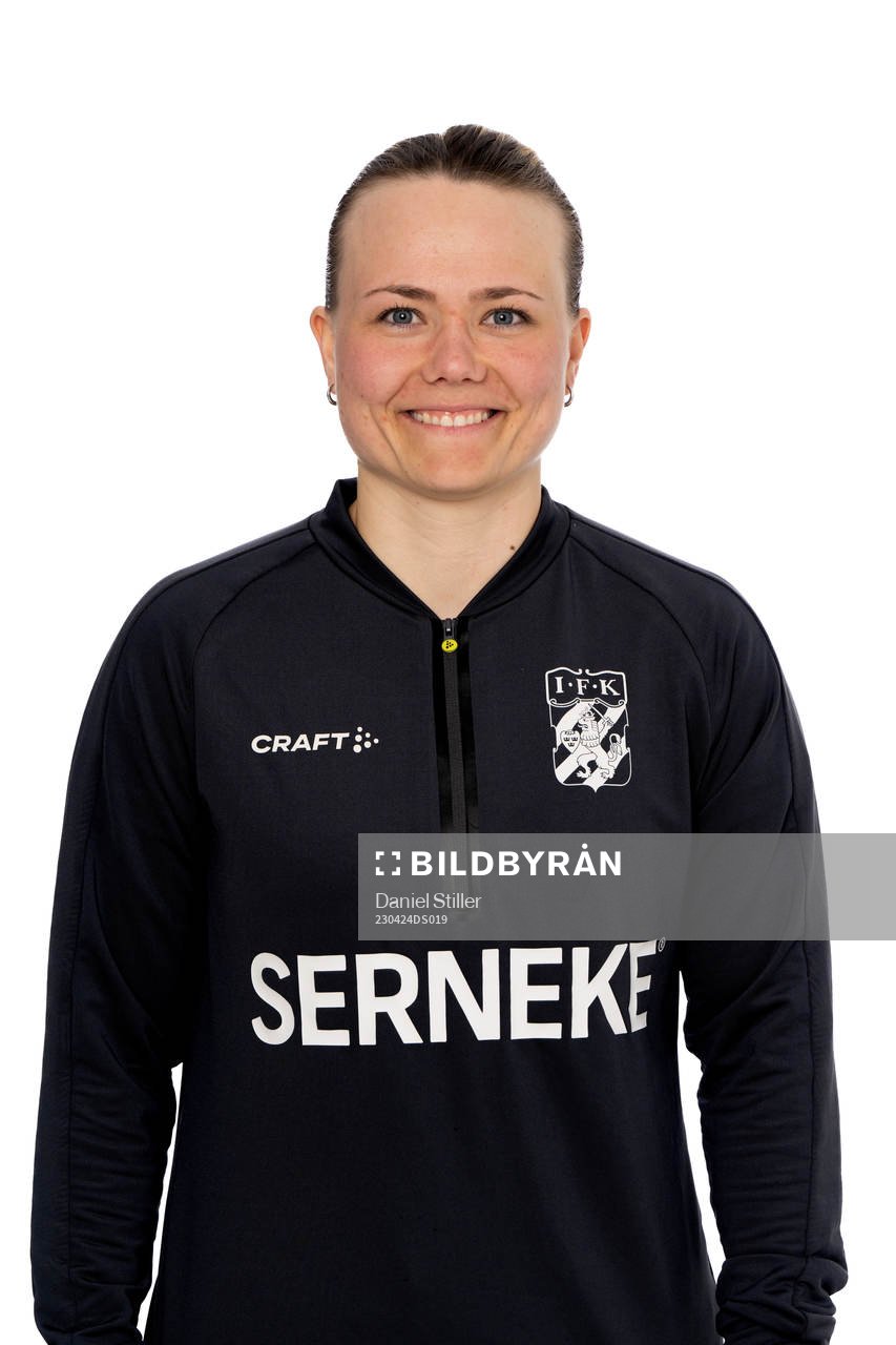 IFK Göteborgs tränare assisterande tränare Moa Pettersson poserar för ett porträtt den 24 april 2023 i Göteborg. 