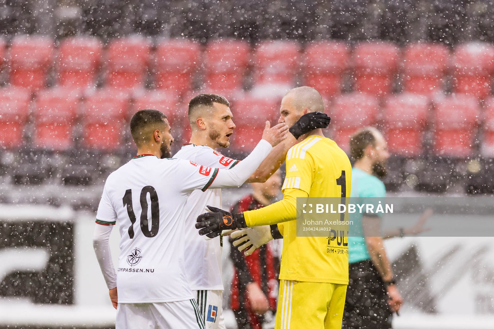 Skövde AIKs Elmar Abraham, Yoann Fellrath klappar om