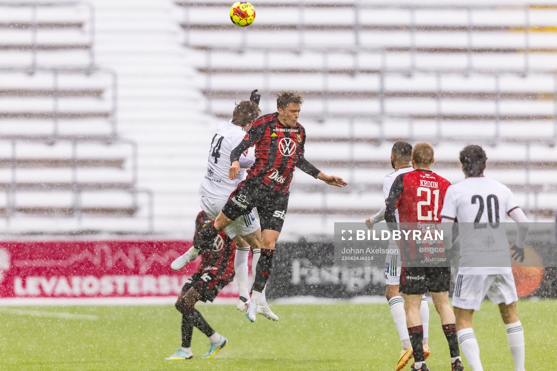 Östersunds Jakob Johnsson i kamp med Skövde AIKs Mikael Mörk under fotbollsmatchen i Superettan mellan Östersund och Skövde AIK den 24 april 2023 i Östersund.