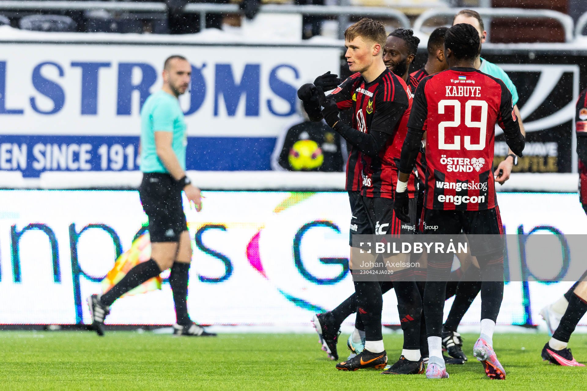 Östersunds Sebastian Karlsson Grach jublar