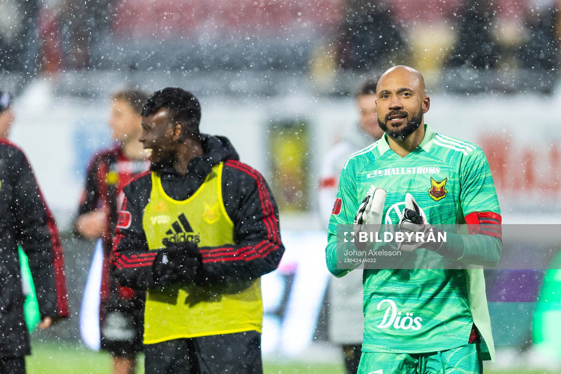 Östersunds målvakt Aly Keita jublar efter fotbollsmatchen i Superettan mellan Östersund och Skövde AIK den 24 april 2023 i Östersund. 