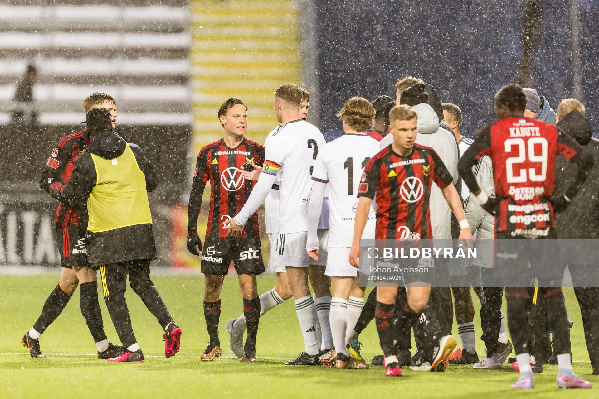 Östersunds Cesar Weilid i samtal med Skövde AIKs Filip