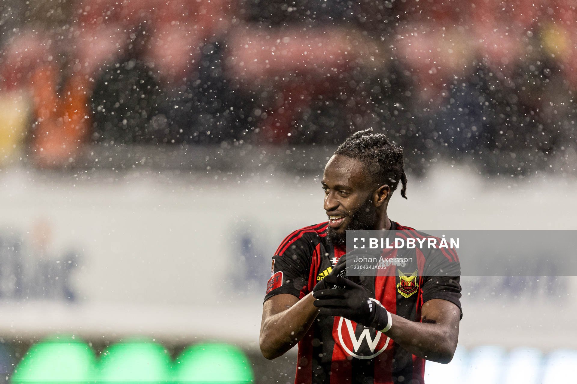 Östersunds Mansour Sinyan jublar efter fotbollsmatchen i Superettan mellan Östersund och Skövde AIK den 24 april 2023 i Östersund. 