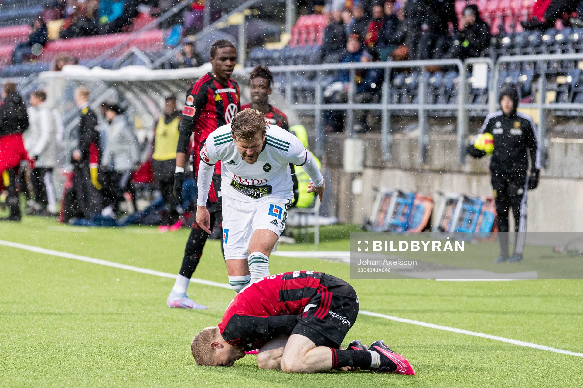 Skövde AIKs Elias Lindell reagerar på Östersunds Simon Kroon efter närkamp under fotbollsmatchen i Superettan mellan Östersund och Skövde AIK den 24 april 2023 i Östersund.