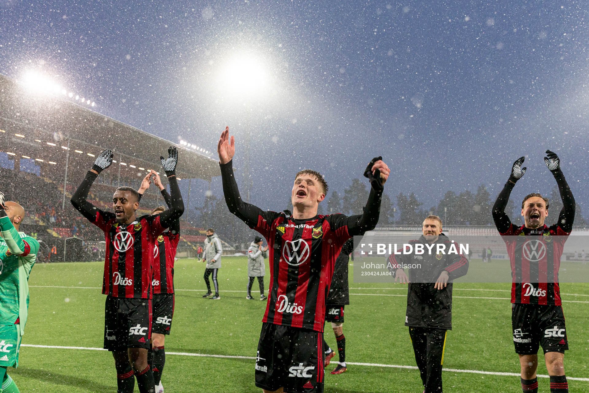 Östersunds Sebastian Karlsson Grach jublar