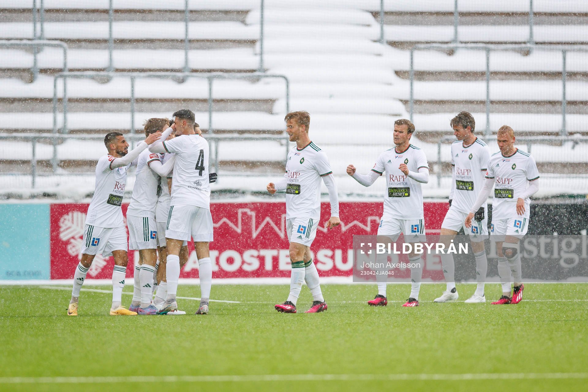 Skövde AIKs Yoann Fellrath jublar med lagkamrater