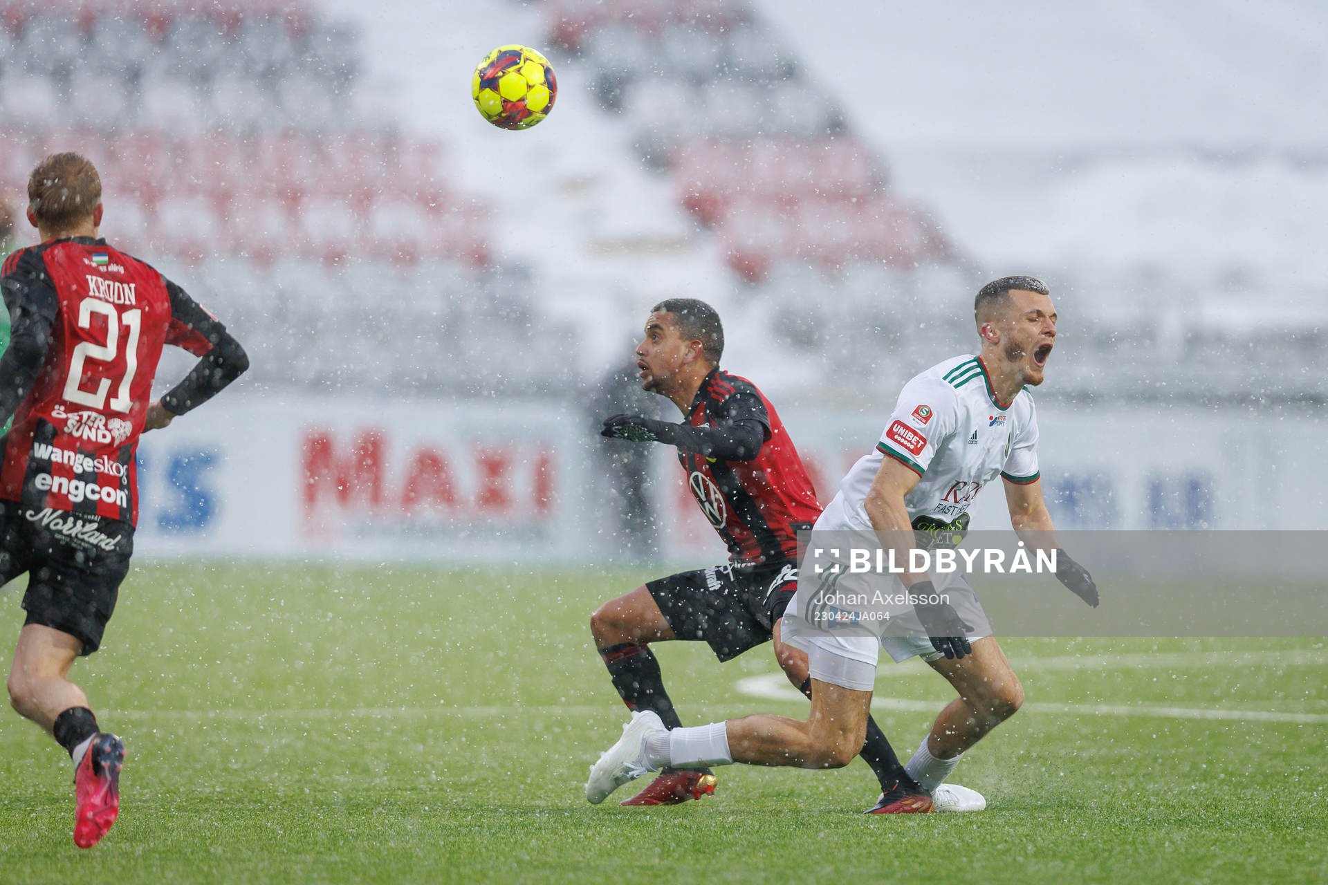 Skövde AIKs Yoann Fellrath i kamp med Östersunds Erick Brendon Pinheiro da Silva under fotbollsmatchen i Superettan mellan Östersund och Skövde AIK den 24 april 2023 i Östersund.