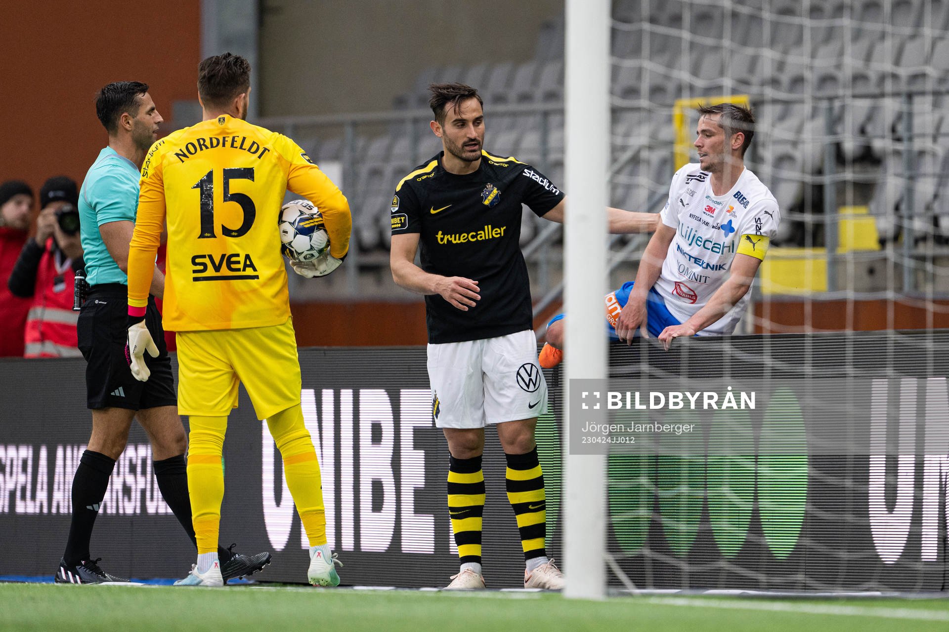 AIKs Sotirios Papagiannopoulos hjälper Värnamos Oscar