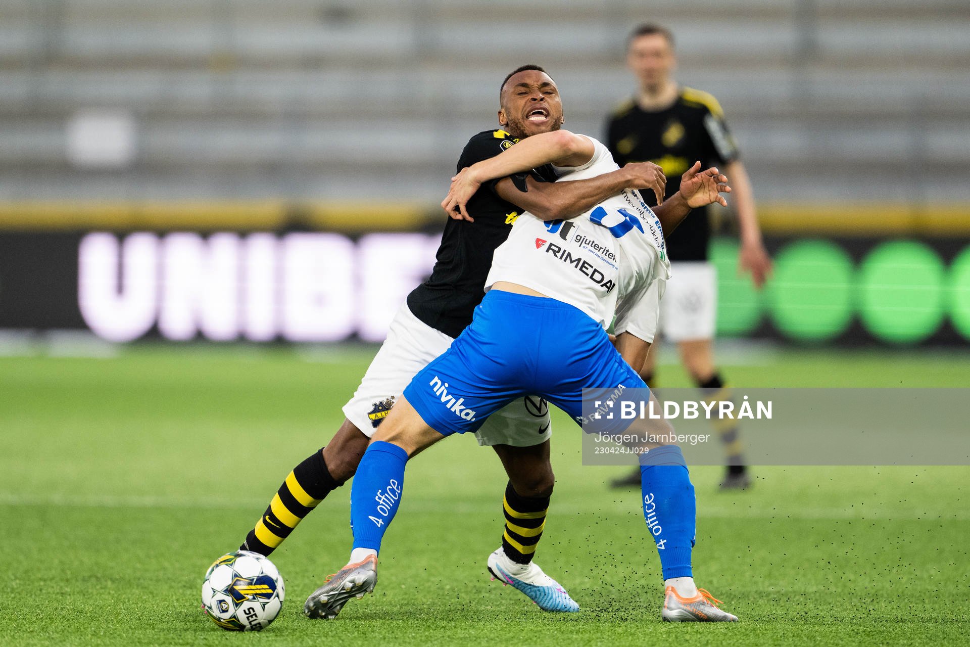 AIKs Abdussalam Magashy och Värnamos Victor Larsson